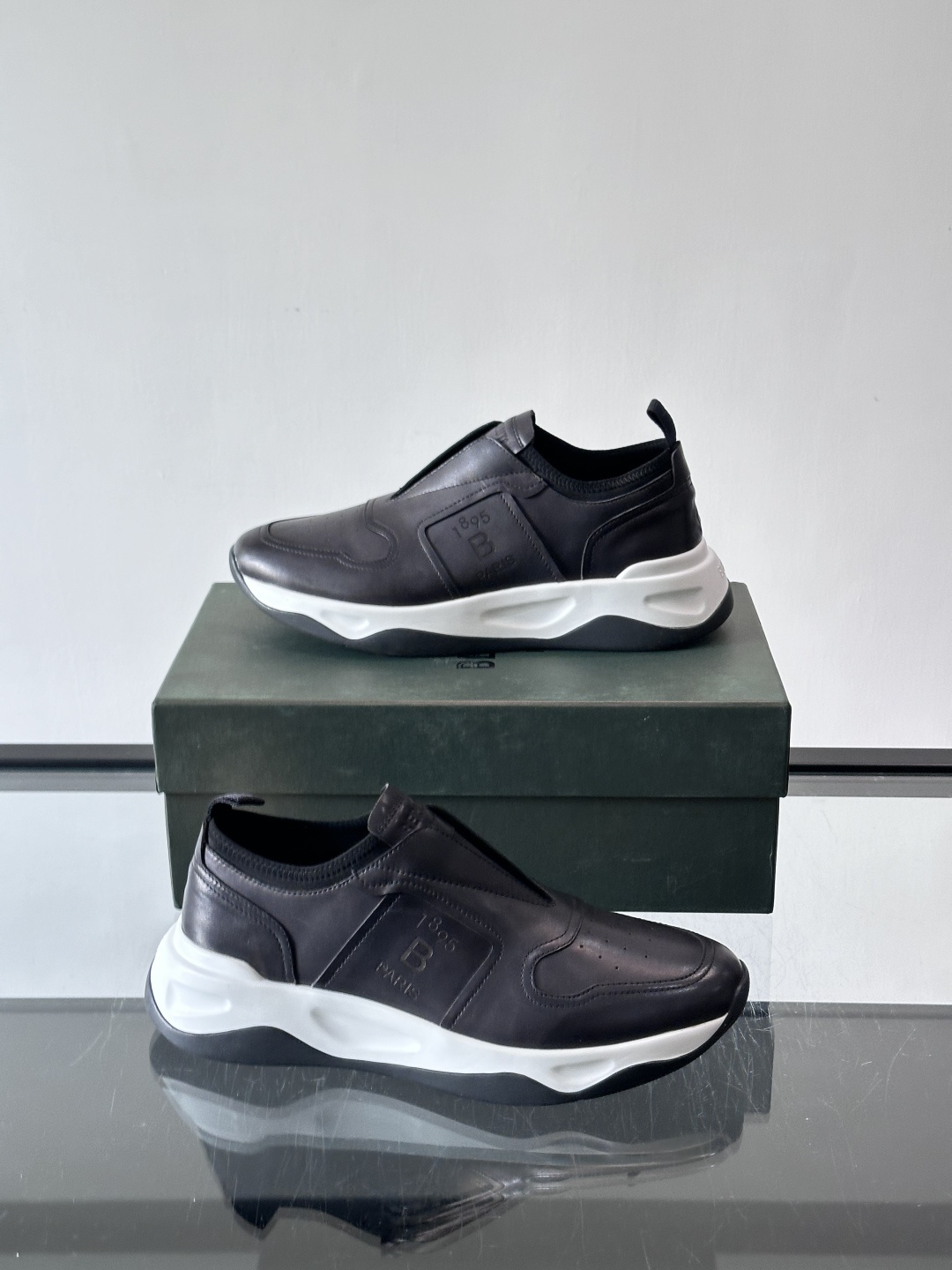 berlut*布鲁提男士皮革运动鞋，优质皮革鞋面+白色橡胶鞋底，简约又有辨识度。侧面“B PARIS”标