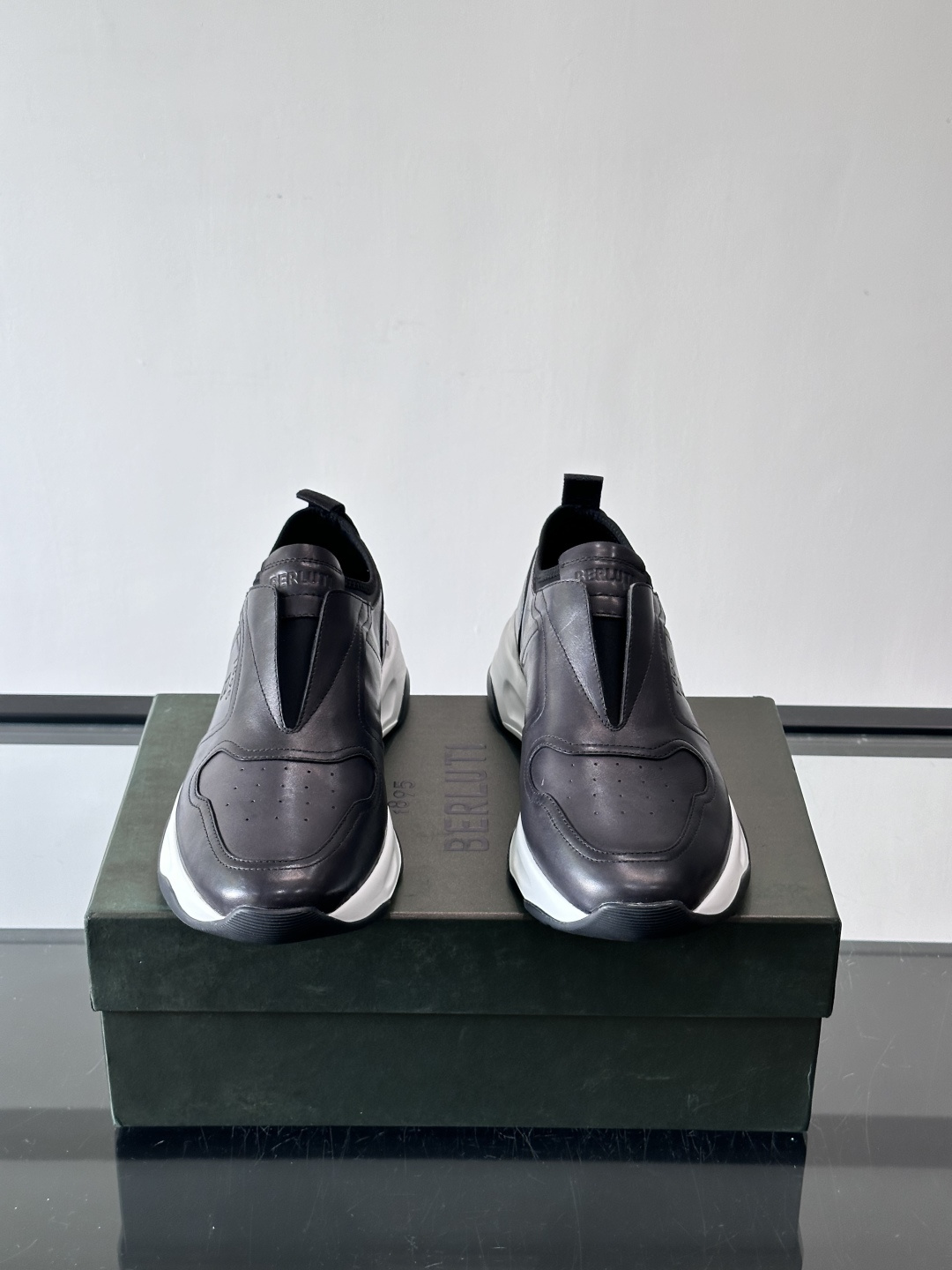 berlut*布鲁提男士皮革运动鞋，优质皮革鞋面+白色橡胶鞋底，简约又有辨识度。侧面“B PARIS”标