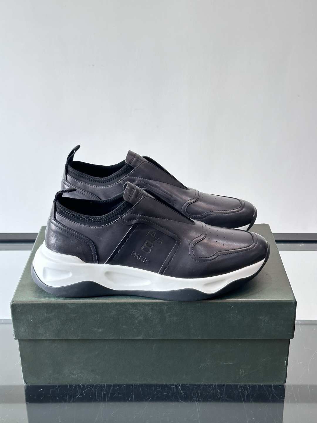 berlut*布鲁提男士皮革运动鞋，优质皮革鞋面+白色橡胶鞋底，简约又有辨识度。侧面“B PARIS”标