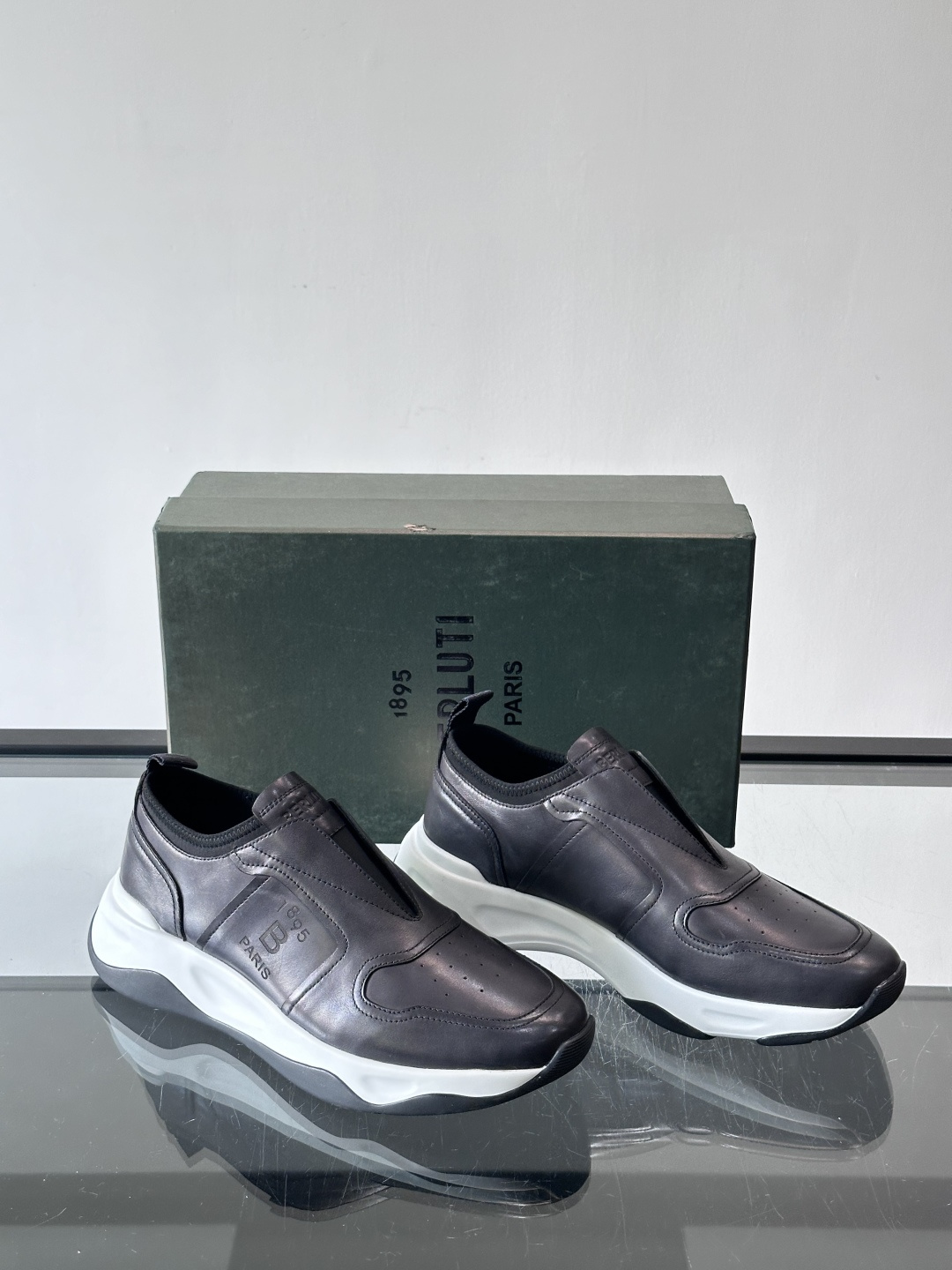 berlut*布鲁提男士皮革运动鞋，优质皮革鞋面+白色橡胶鞋底，简约又有辨识度。侧面“B PARIS”标