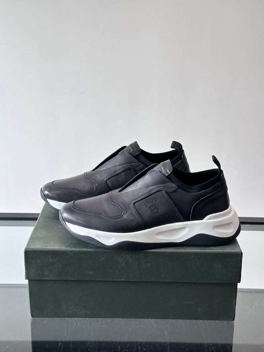 berlut*布鲁提男士皮革运动鞋，优质皮革鞋面+白色橡胶鞋底，简约又有辨识度。侧面“B PARIS”标