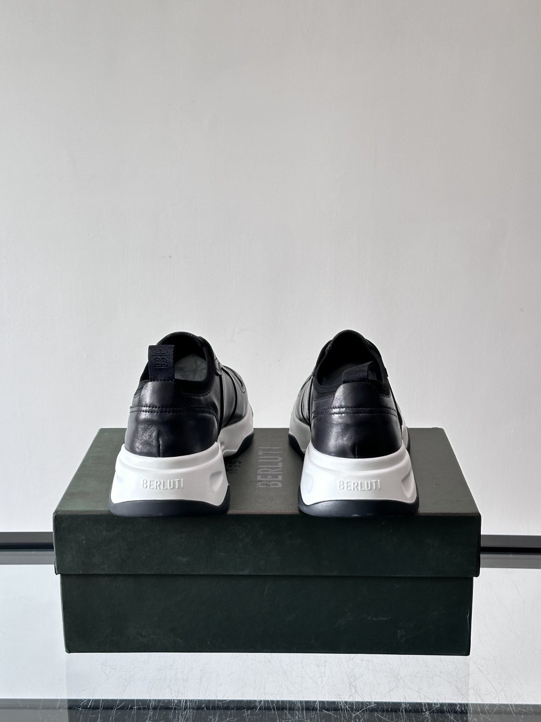 berlut*布鲁提男士皮革运动鞋，优质皮革鞋面+白色橡胶鞋底，简约又有辨识度。侧面“B PARIS”标