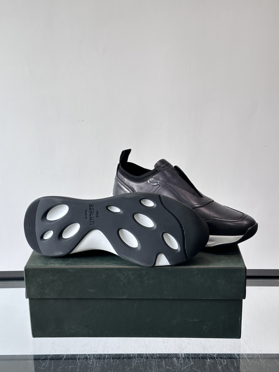 berlut*布鲁提男士皮革运动鞋，优质皮革鞋面+白色橡胶鞋底，简约又有辨识度。侧面“B PARIS”标