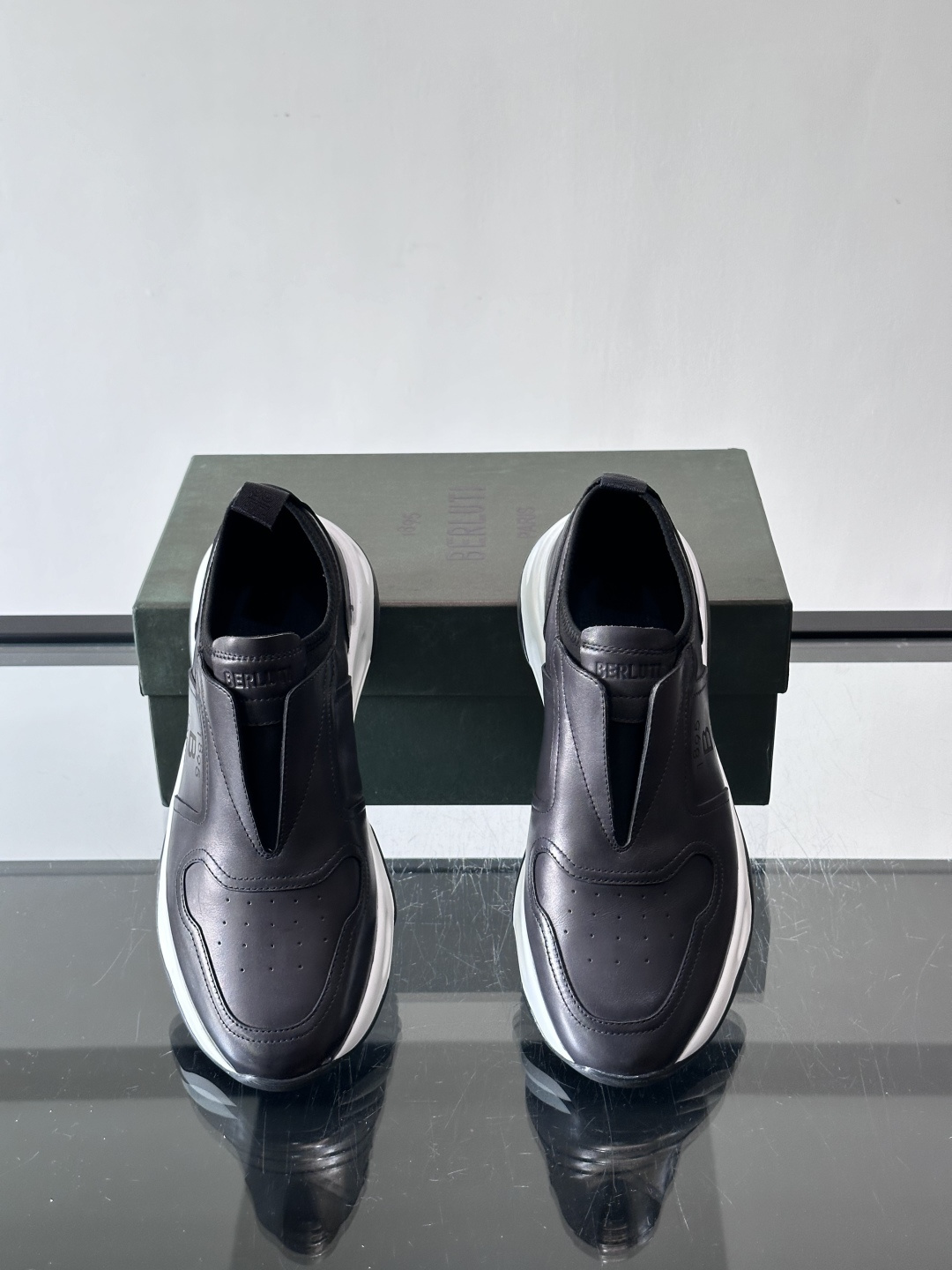 berlut*布鲁提男士皮革运动鞋，优质皮革鞋面+白色橡胶鞋底，简约又有辨识度。侧面“B PARIS”标