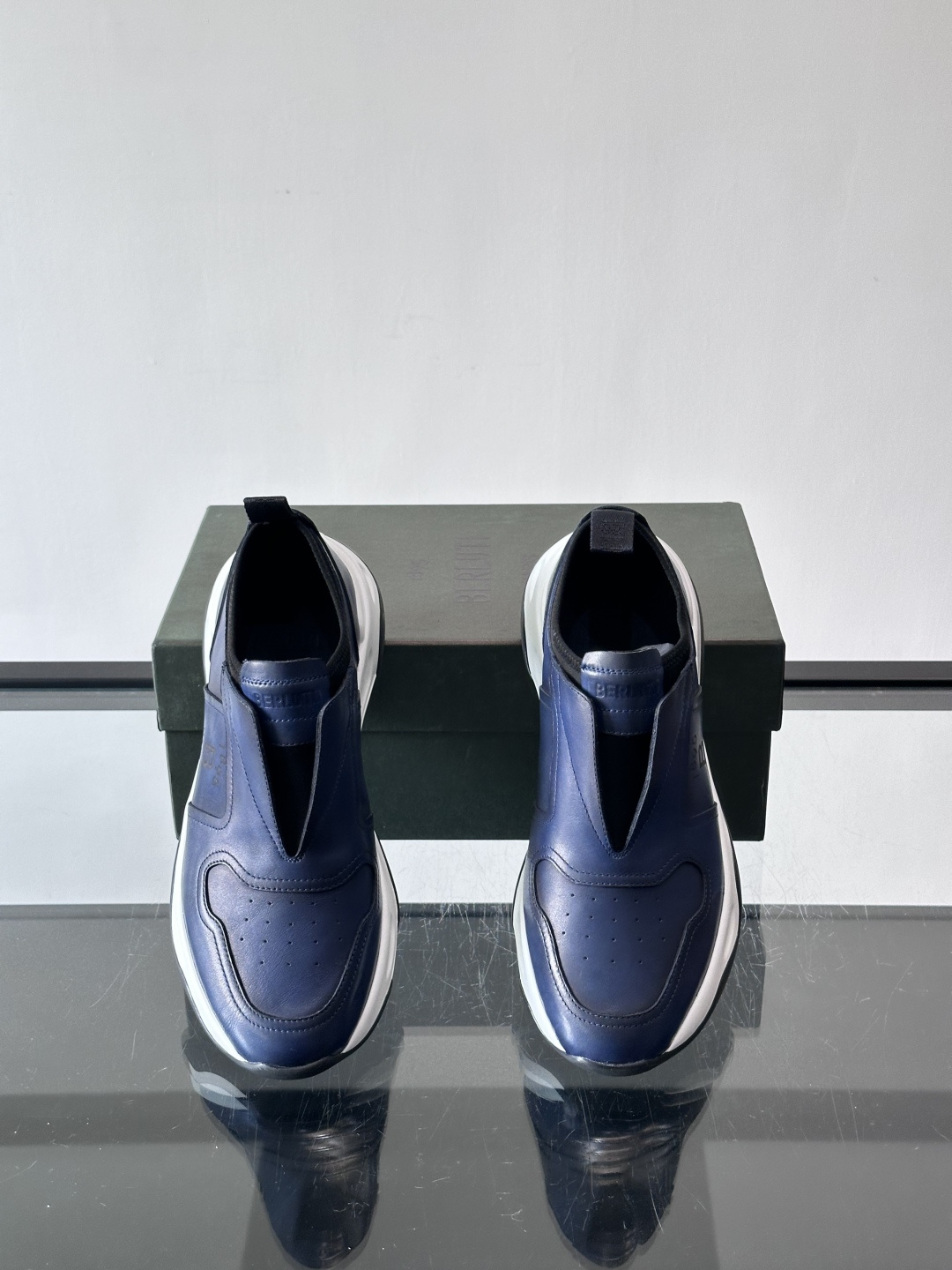 berlut*布鲁提男士皮革运动鞋，优质皮革鞋面+白色橡胶鞋底，简约又有辨识度。侧面“B PARIS”标