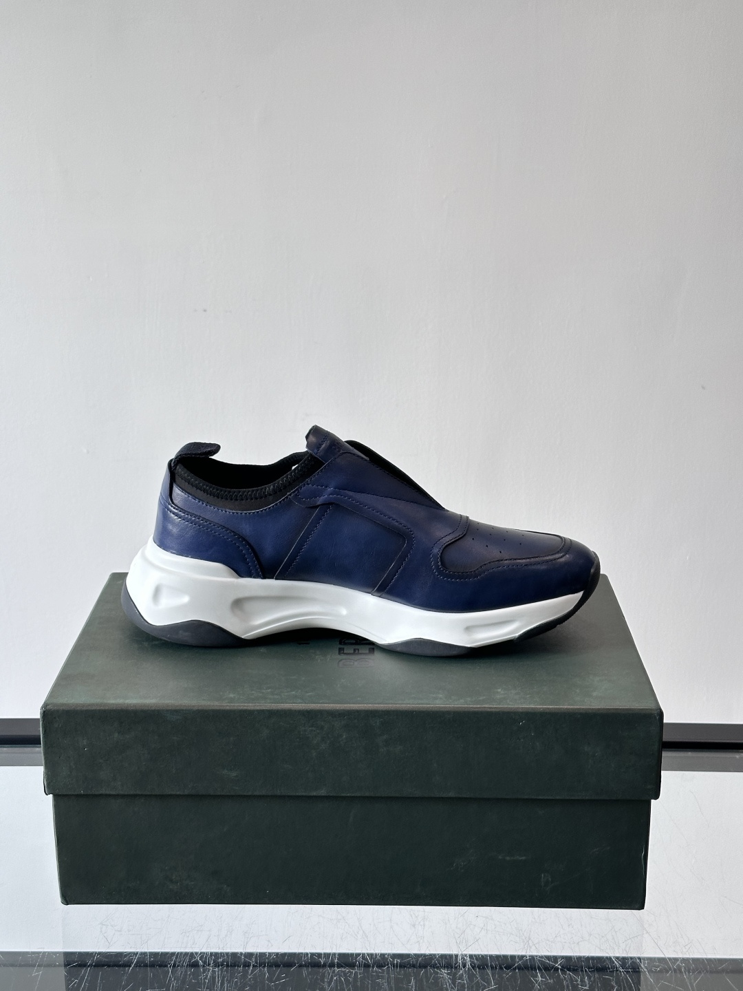 berlut*布鲁提男士皮革运动鞋，优质皮革鞋面+白色橡胶鞋底，简约又有辨识度。侧面“B PARIS”标