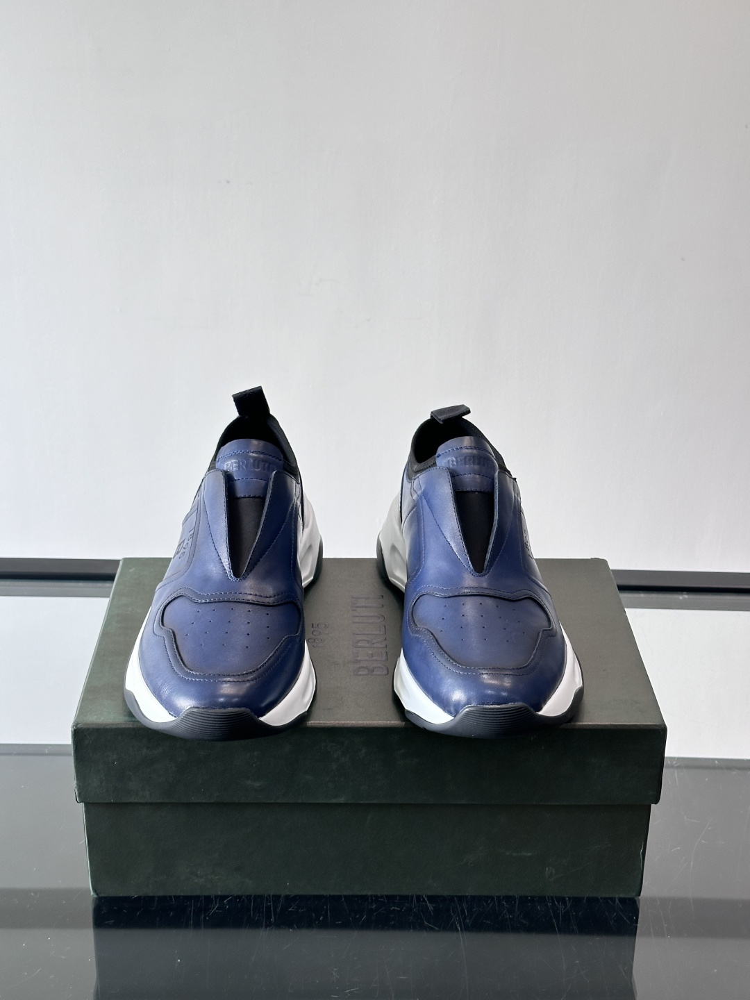 berlut*布鲁提男士皮革运动鞋，优质皮革鞋面+白色橡胶鞋底，简约又有辨识度。侧面“B PARIS”标