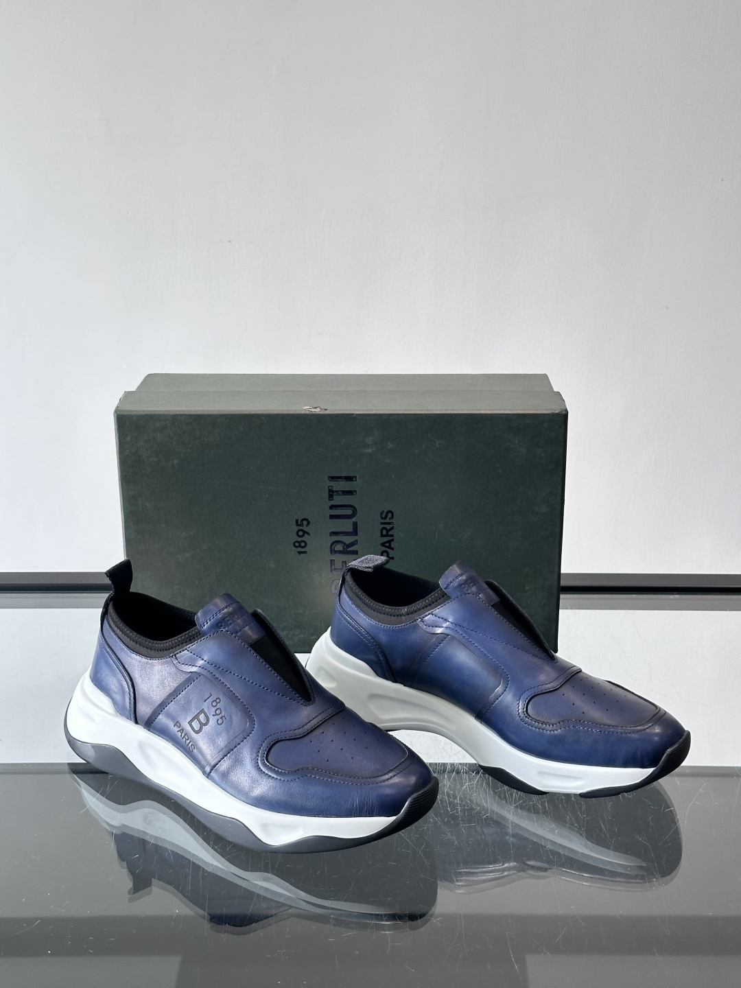 berlut*布鲁提男士皮革运动鞋，优质皮革鞋面+白色橡胶鞋底，简约又有辨识度。侧面“B PARIS”标