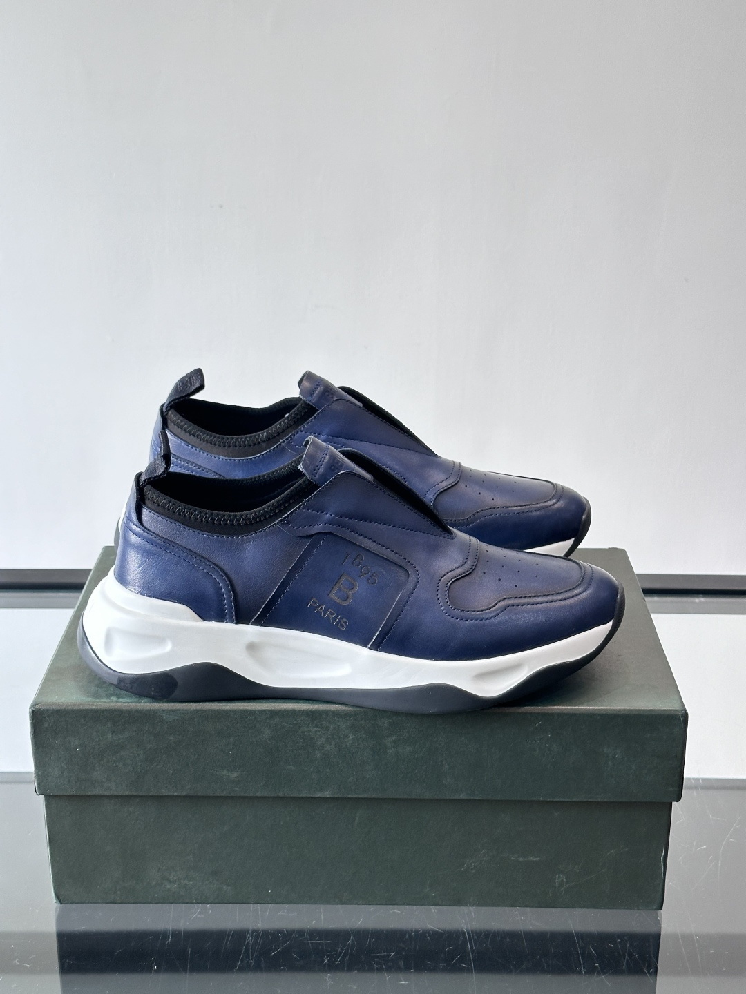 berlut*布鲁提男士皮革运动鞋，优质皮革鞋面+白色橡胶鞋底，简约又有辨识度。侧面“B PARIS”标
