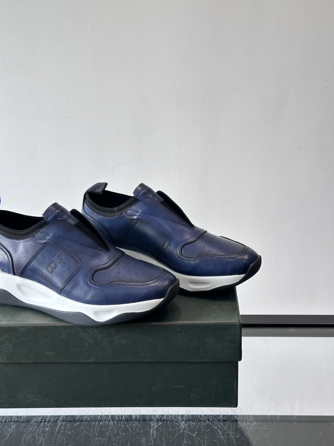 berlut*布鲁提男士皮革运动鞋，优质皮革鞋面+白色橡胶鞋底，简约又有辨识度。侧面“B PARIS”标