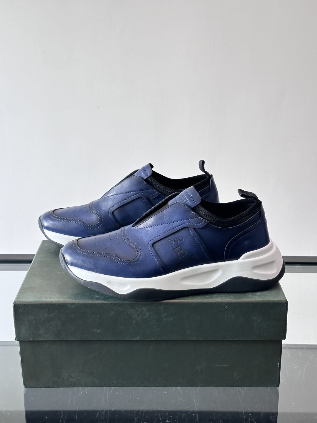 berlut*布鲁提男士皮革运动鞋，优质皮革鞋面+白色橡胶鞋底，简约又有辨识度。侧面“B PARIS”标
