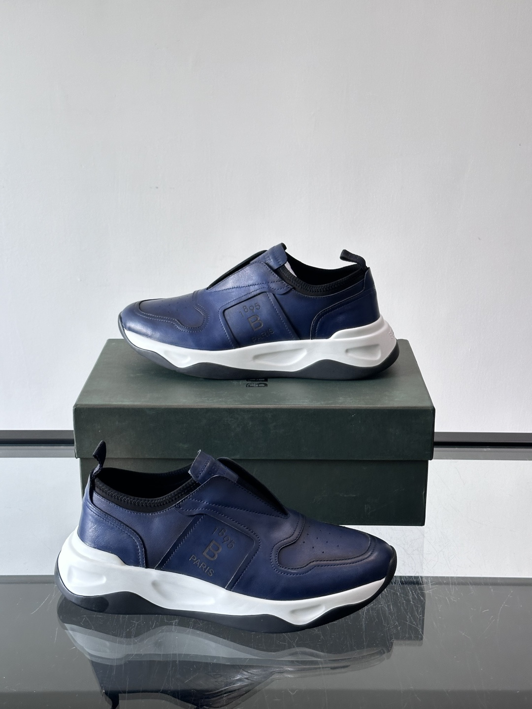 berlut*布鲁提男士皮革运动鞋，优质皮革鞋面+白色橡胶鞋底，简约又有辨识度。侧面“B PARIS”标