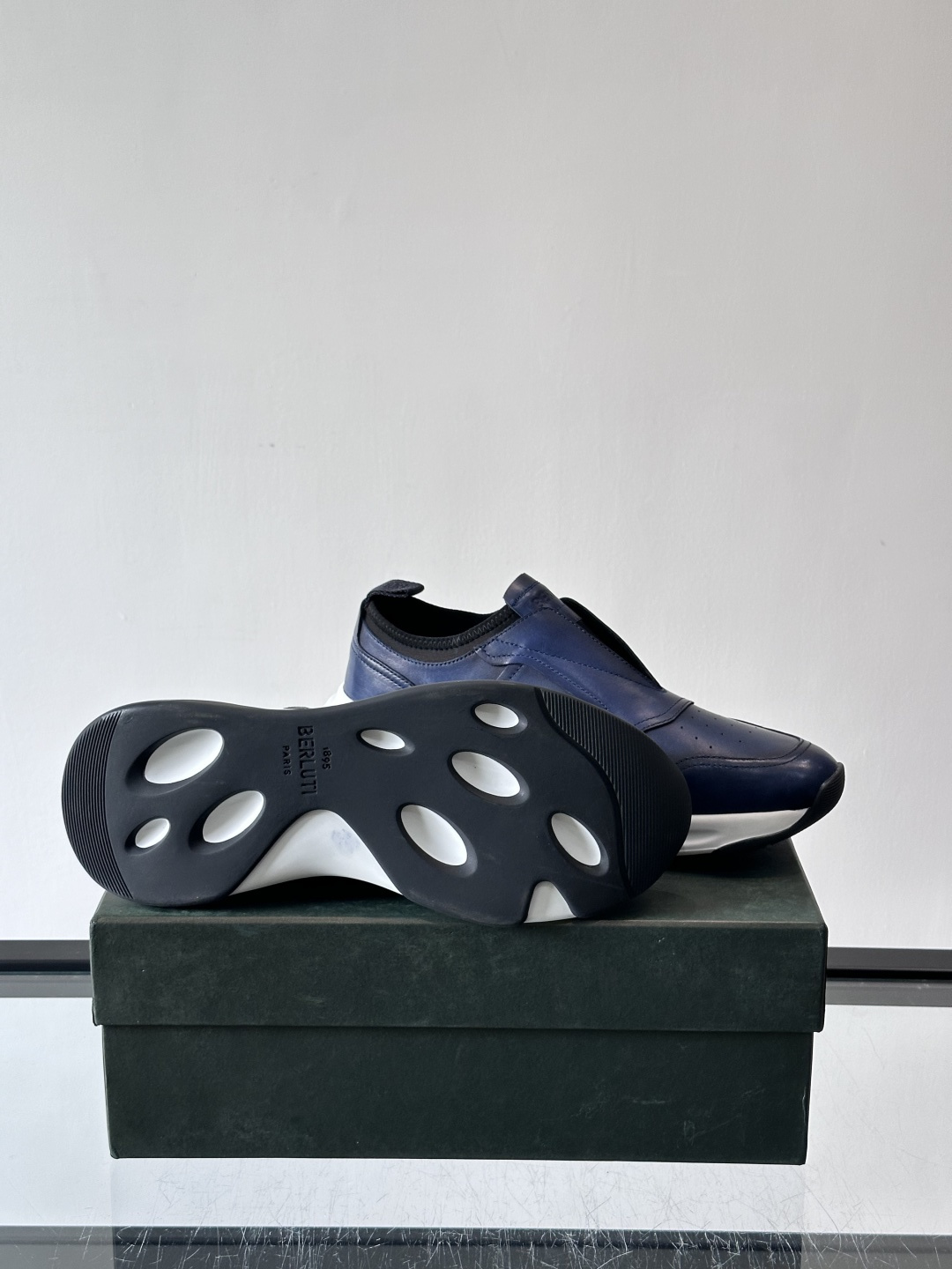 berlut*布鲁提男士皮革运动鞋，优质皮革鞋面+白色橡胶鞋底，简约又有辨识度。侧面“B PARIS”标