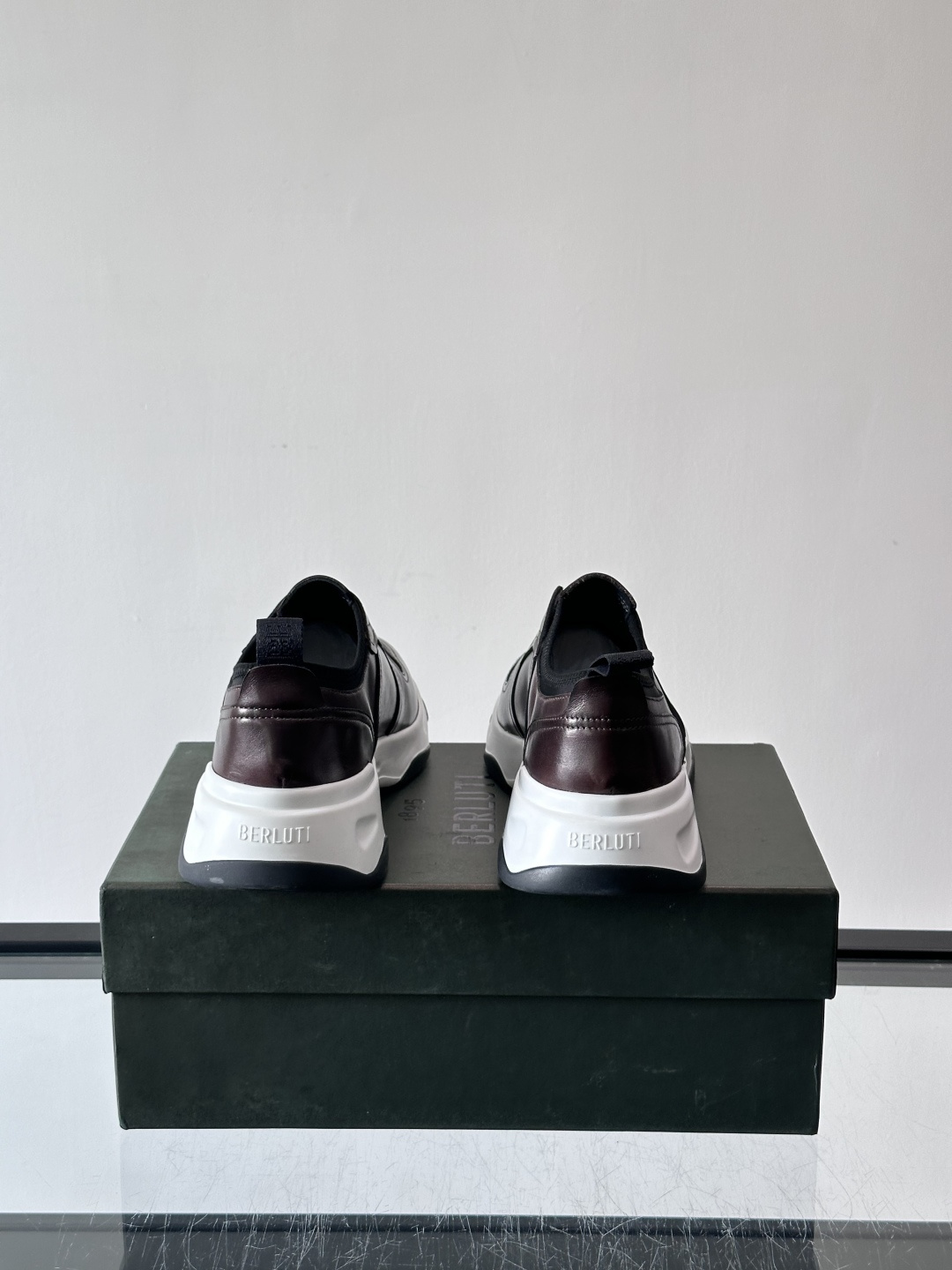 berlut*布鲁提男士皮革运动鞋，优质皮革鞋面+白色橡胶鞋底，简约又有辨识度。侧面“B PARIS”标