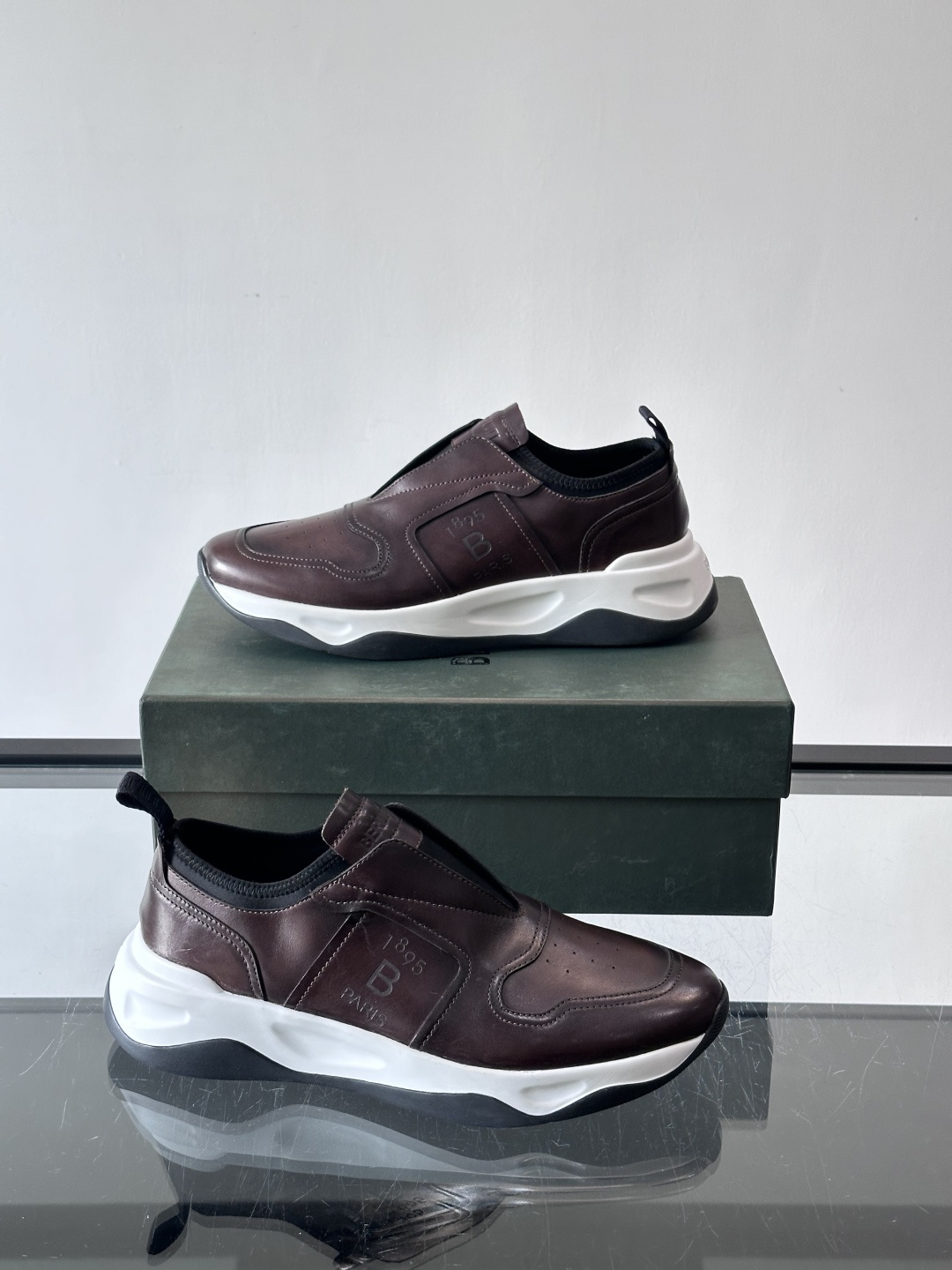 berlut*布鲁提男士皮革运动鞋，优质皮革鞋面+白色橡胶鞋底，简约又有辨识度。侧面“B PARIS”标