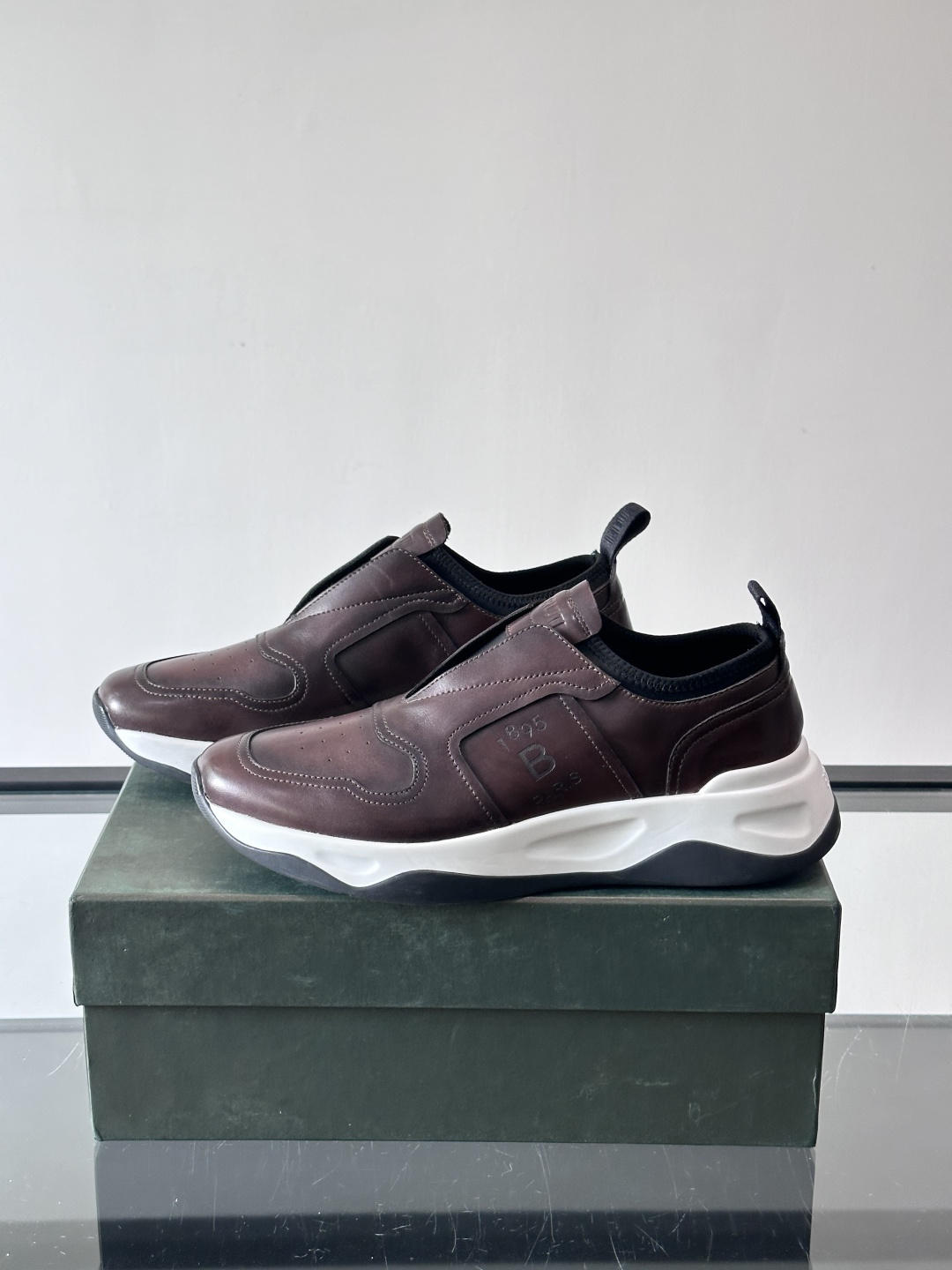 berlut*布鲁提男士皮革运动鞋，优质皮革鞋面+白色橡胶鞋底，简约又有辨识度。侧面“B PARIS”标