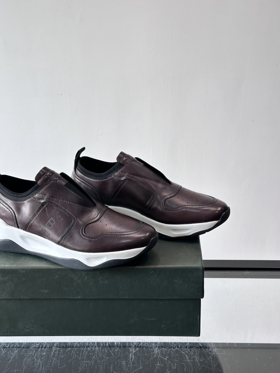 berlut*布鲁提男士皮革运动鞋，优质皮革鞋面+白色橡胶鞋底，简约又有辨识度。侧面“B PARIS”标