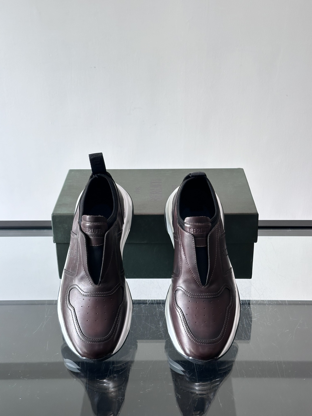 berlut*布鲁提男士皮革运动鞋，优质皮革鞋面+白色橡胶鞋底，简约又有辨识度。侧面“B PARIS”标