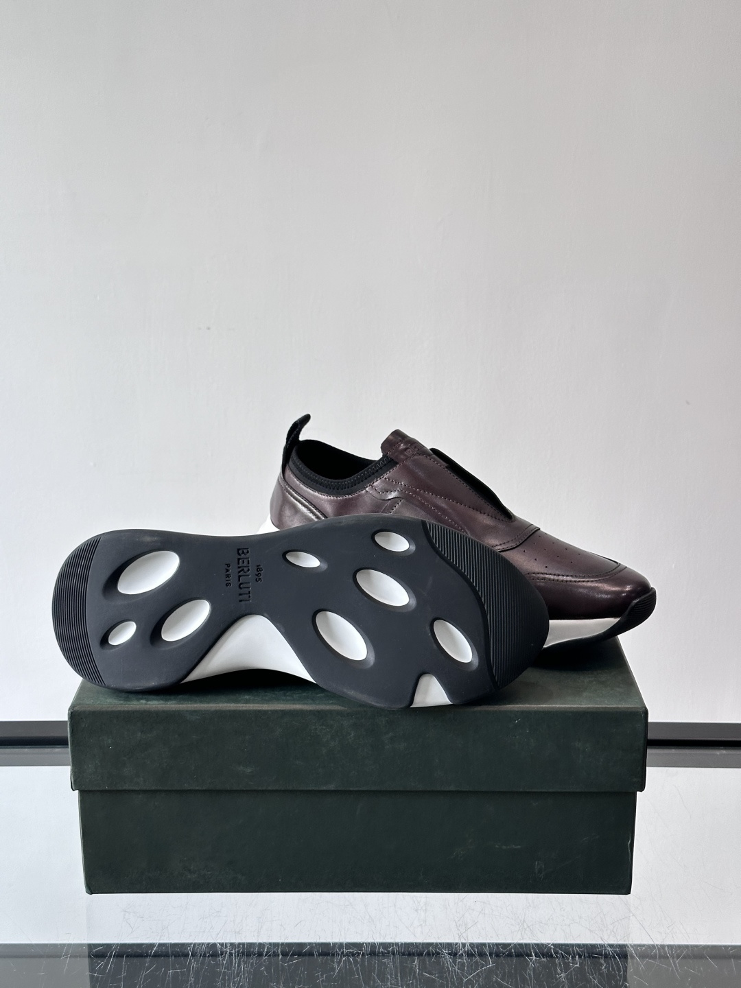 berlut*布鲁提男士皮革运动鞋，优质皮革鞋面+白色橡胶鞋底，简约又有辨识度。侧面“B PARIS”标