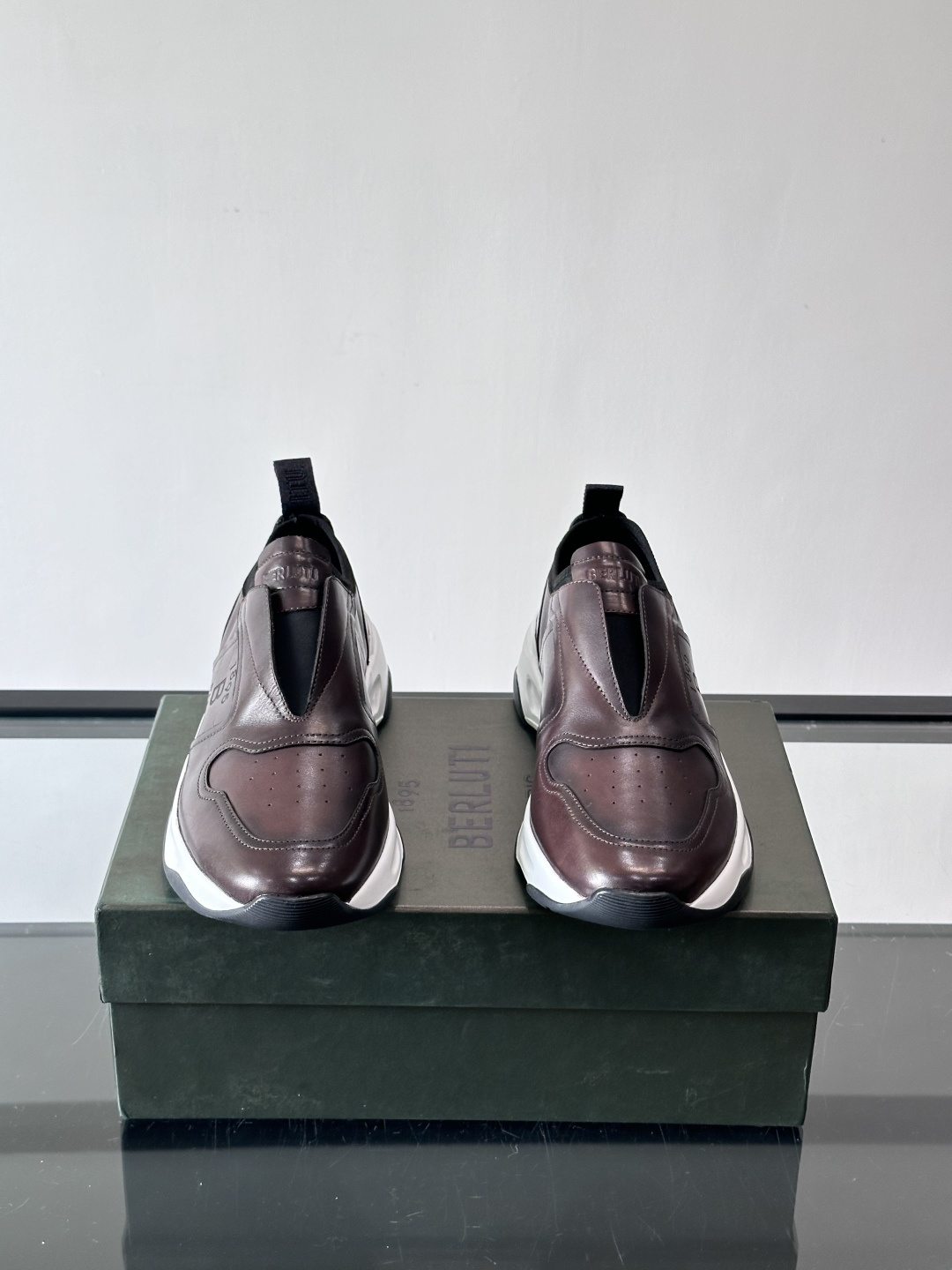 berlut*布鲁提男士皮革运动鞋，优质皮革鞋面+白色橡胶鞋底，简约又有辨识度。侧面“B PARIS”标