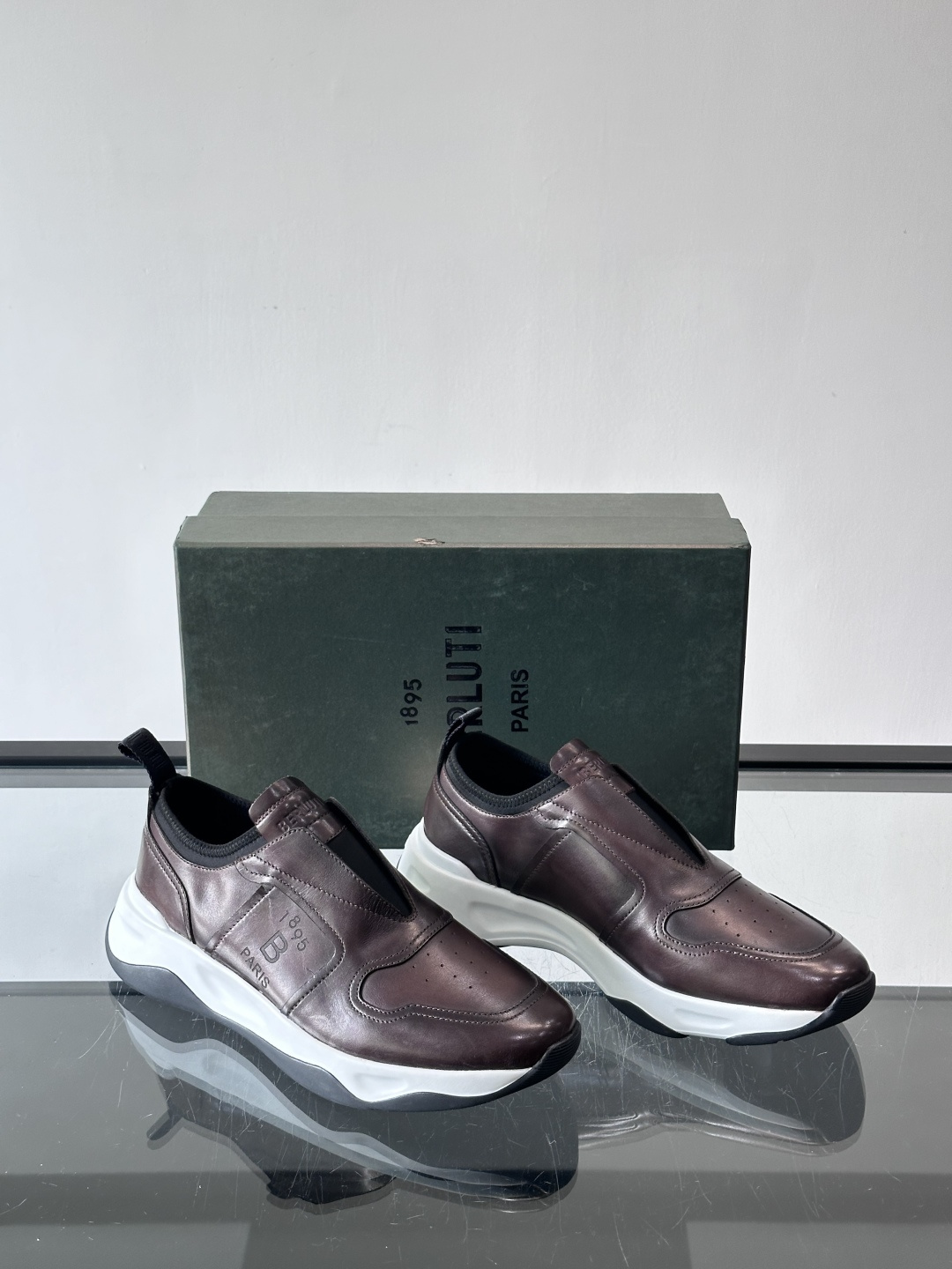 berlut*布鲁提男士皮革运动鞋，优质皮革鞋面+白色橡胶鞋底，简约又有辨识度。侧面“B PARIS”标