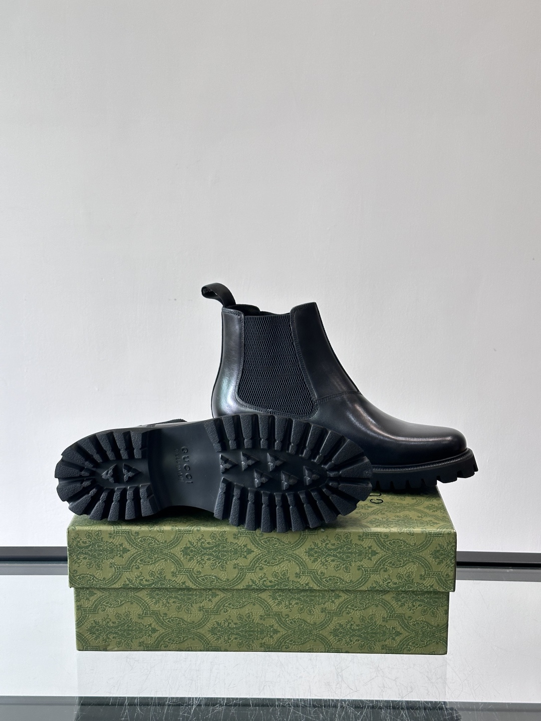Gucci男士英伦风厚底切尔西靴，真皮+弹性侧边，穿脱超方便！厚底设计增高约5cm，防滑耐磨，秋冬通勤、