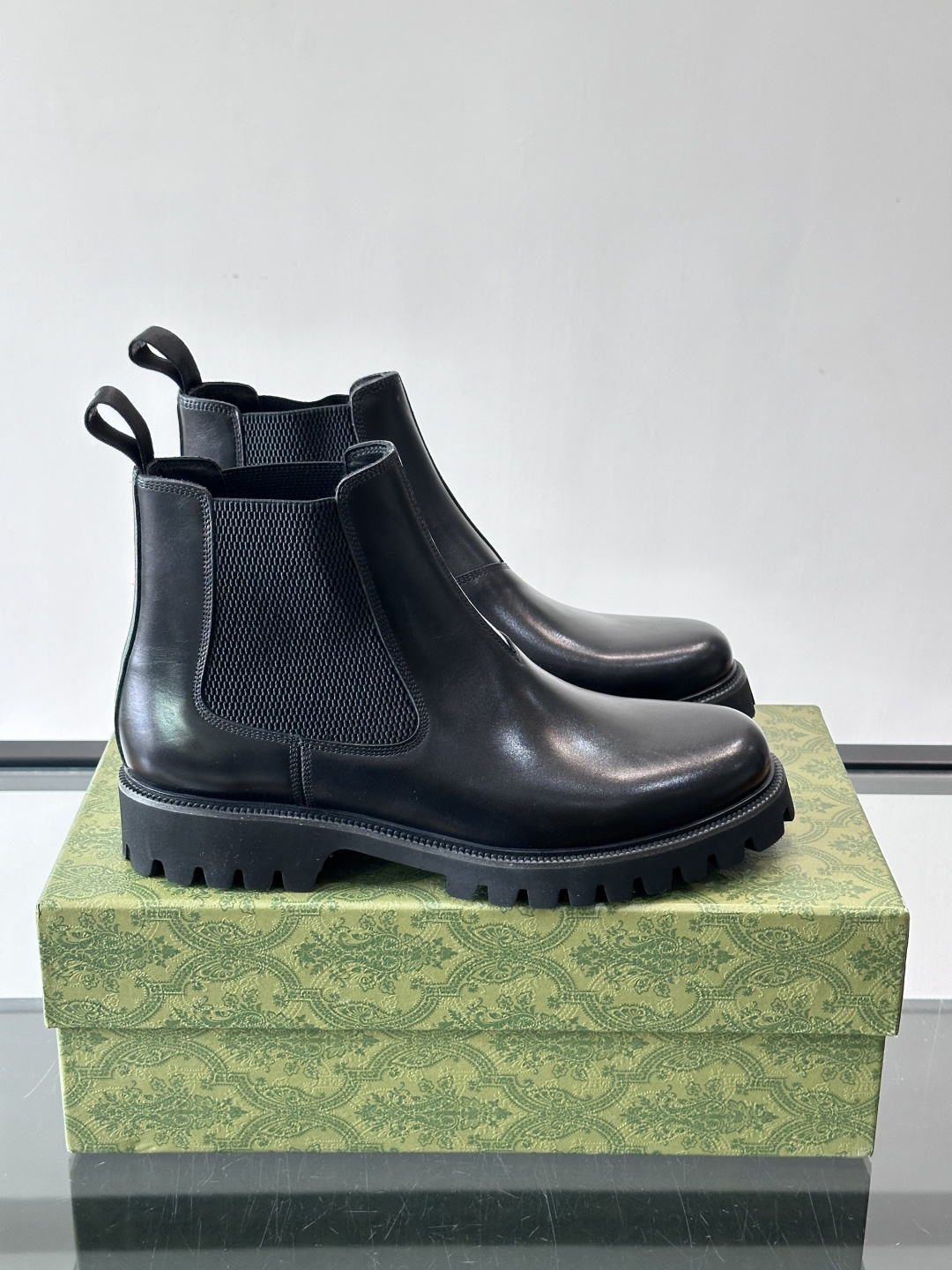 Gucci男士英伦风厚底切尔西靴，真皮+弹性侧边，穿脱超方便！厚底设计增高约5cm，防滑耐磨，秋冬通勤、