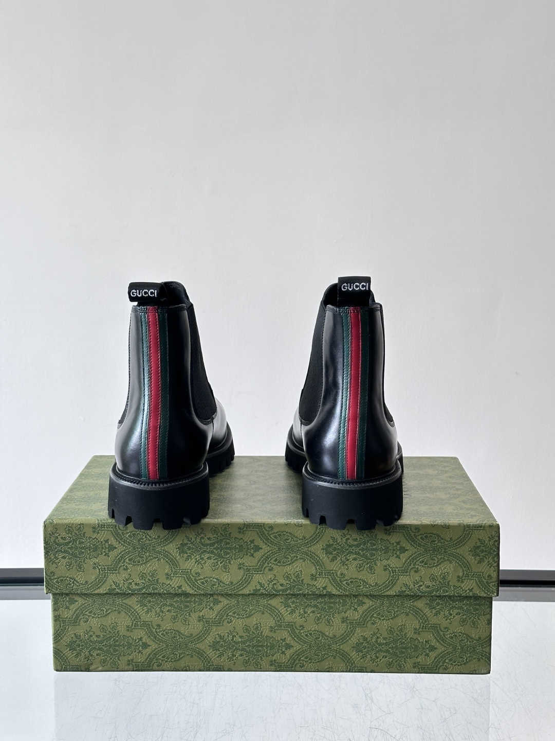 Gucci男士英伦风厚底切尔西靴，真皮+弹性侧边，穿脱超方便！厚底设计增高约5cm，防滑耐磨，秋冬通勤、
