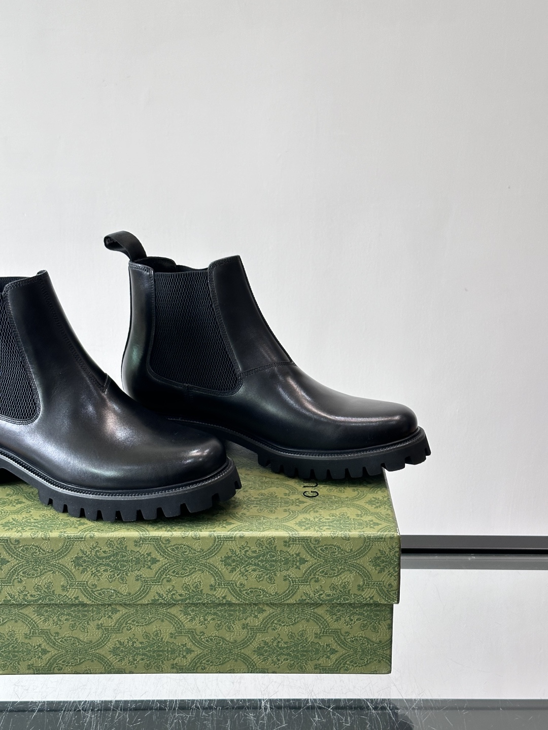 Gucci男士英伦风厚底切尔西靴，真皮+弹性侧边，穿脱超方便！厚底设计增高约5cm，防滑耐磨，秋冬通勤、