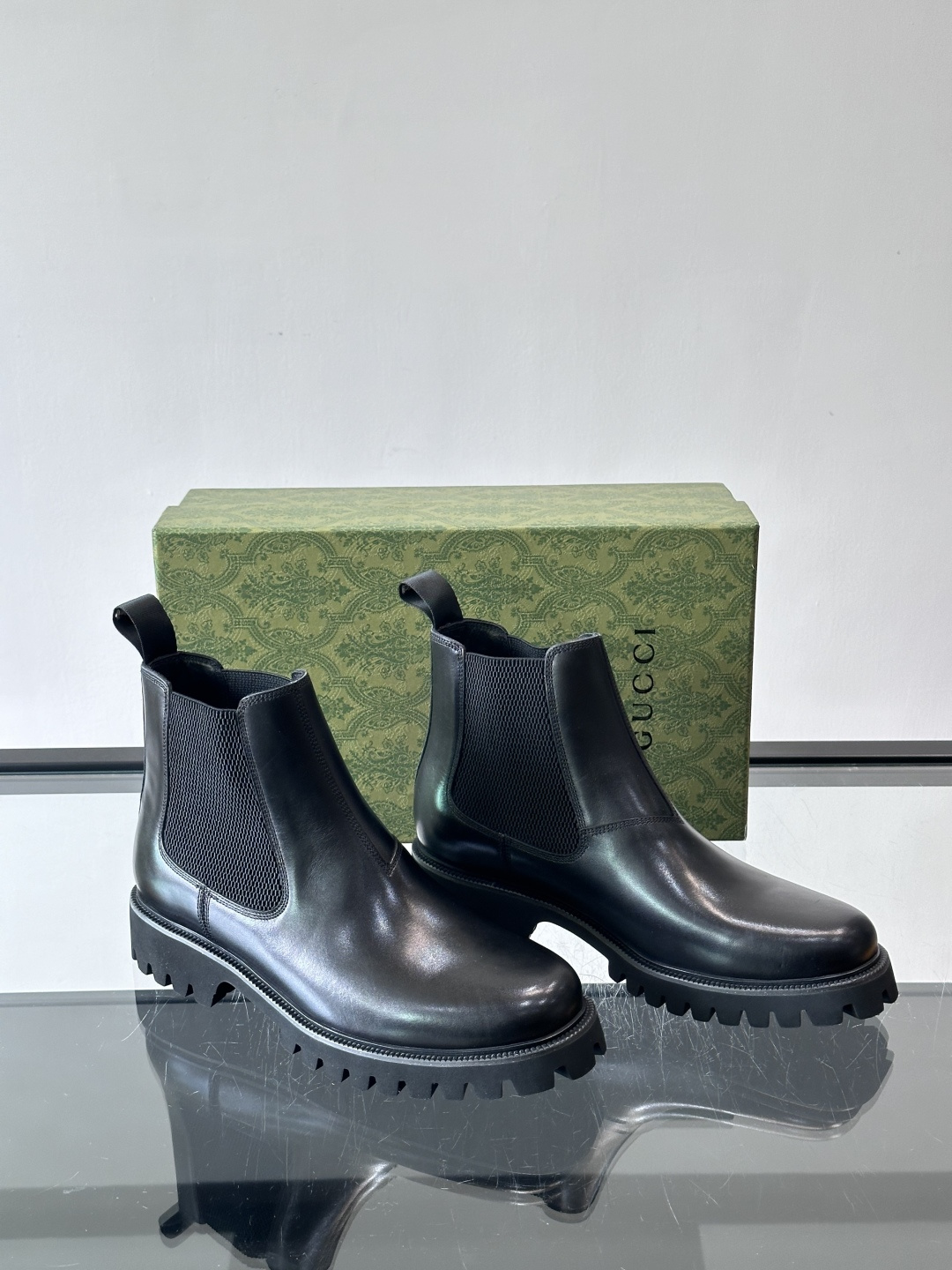 Gucci男士英伦风厚底切尔西靴，真皮+弹性侧边，穿脱超方便！厚底设计增高约5cm，防滑耐磨，秋冬通勤、