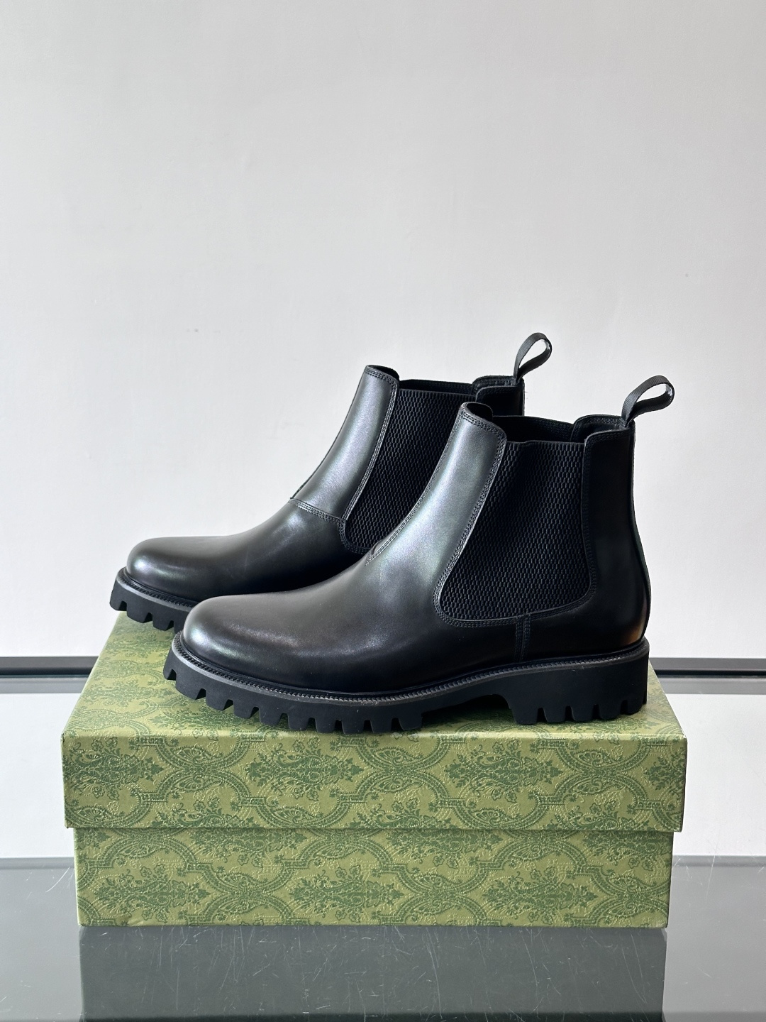 Gucci男士英伦风厚底切尔西靴，真皮+弹性侧边，穿脱超方便！厚底设计增高约5cm，防滑耐磨，秋冬通勤、