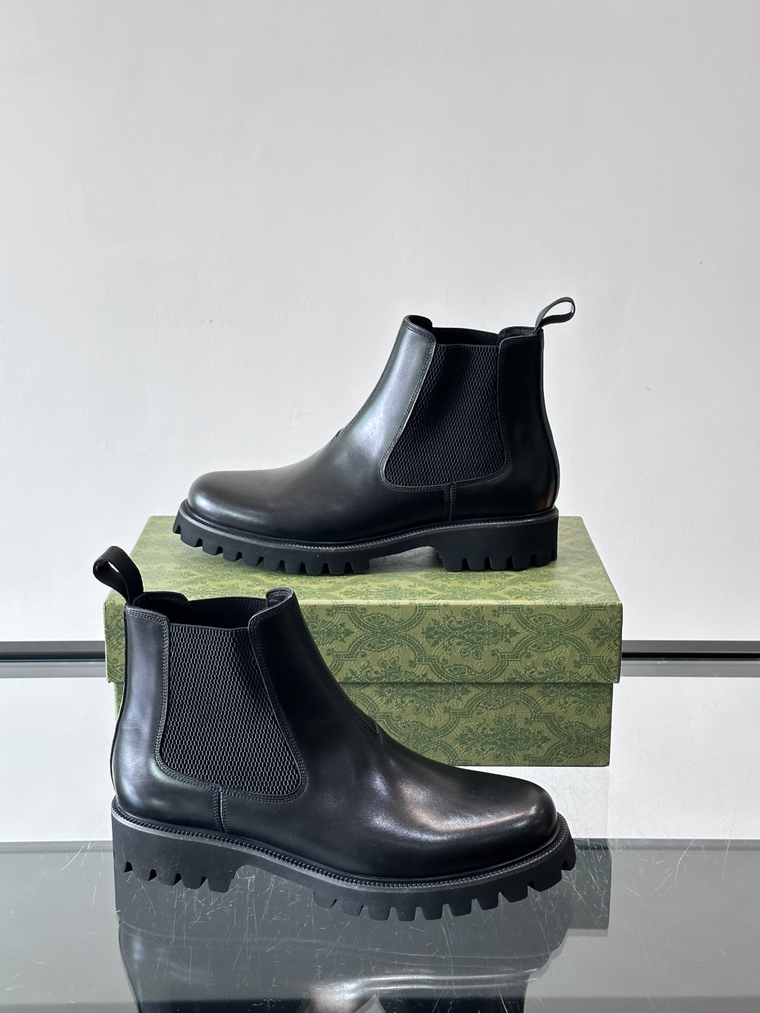 Gucci男士英伦风厚底切尔西靴，真皮+弹性侧边，穿脱超方便！厚底设计增高约5cm，防滑耐磨，秋冬通勤、