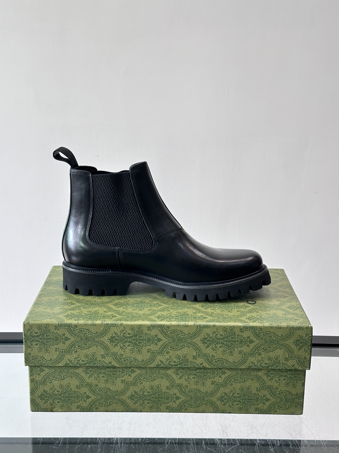 Gucci男士英伦风厚底切尔西靴，真皮+弹性侧边，穿脱超方便！厚底设计增高约5cm，防滑耐磨，秋冬通勤、