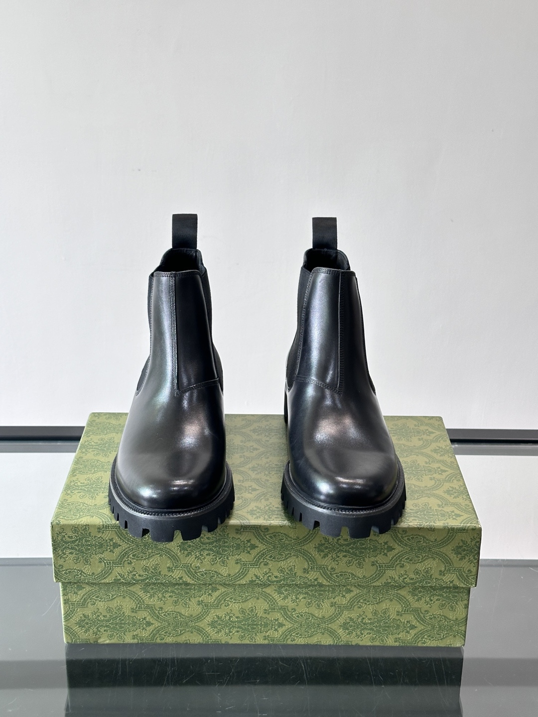 Gucci男士英伦风厚底切尔西靴，真皮+弹性侧边，穿脱超方便！厚底设计增高约5cm，防滑耐磨，秋冬通勤、