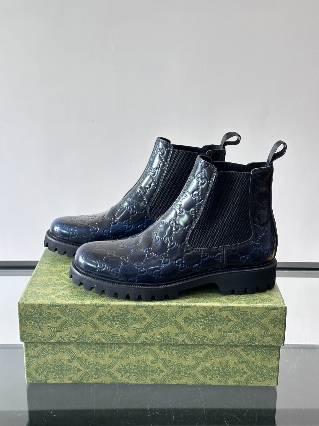 Gucci男士英伦风厚底切尔西靴，真皮+弹性侧边，穿脱超方便！厚底设计增高约5cm，防滑耐磨，秋冬通勤、