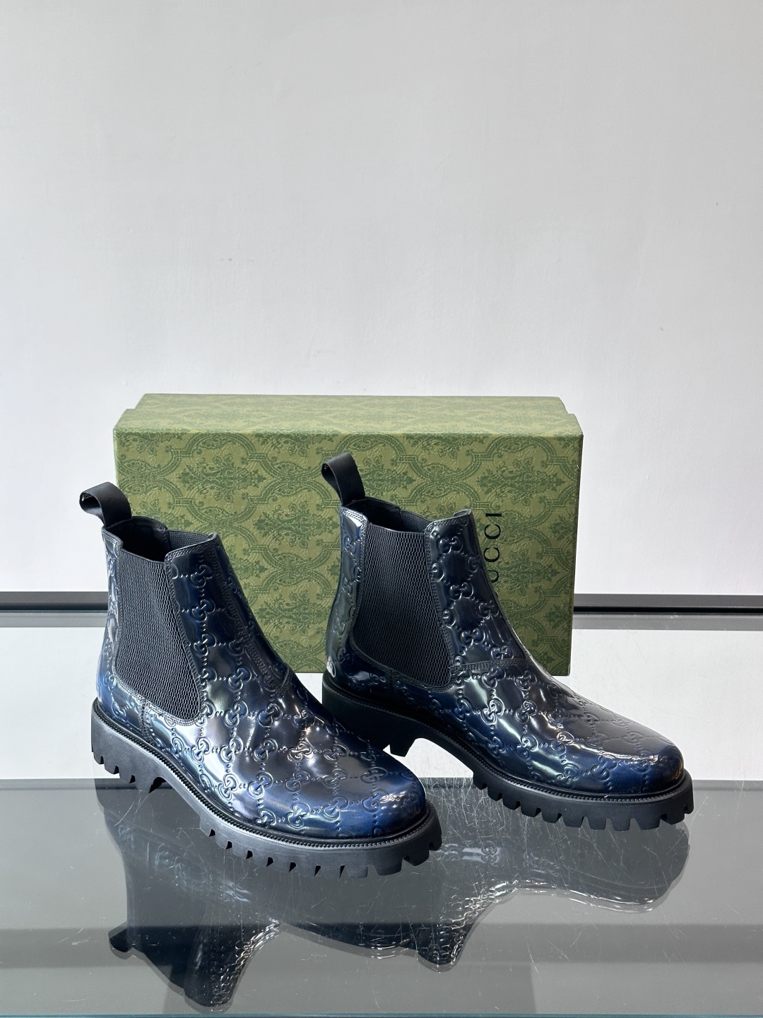 Gucci男士英伦风厚底切尔西靴，真皮+弹性侧边，穿脱超方便！厚底设计增高约5cm，防滑耐磨，秋冬通勤、