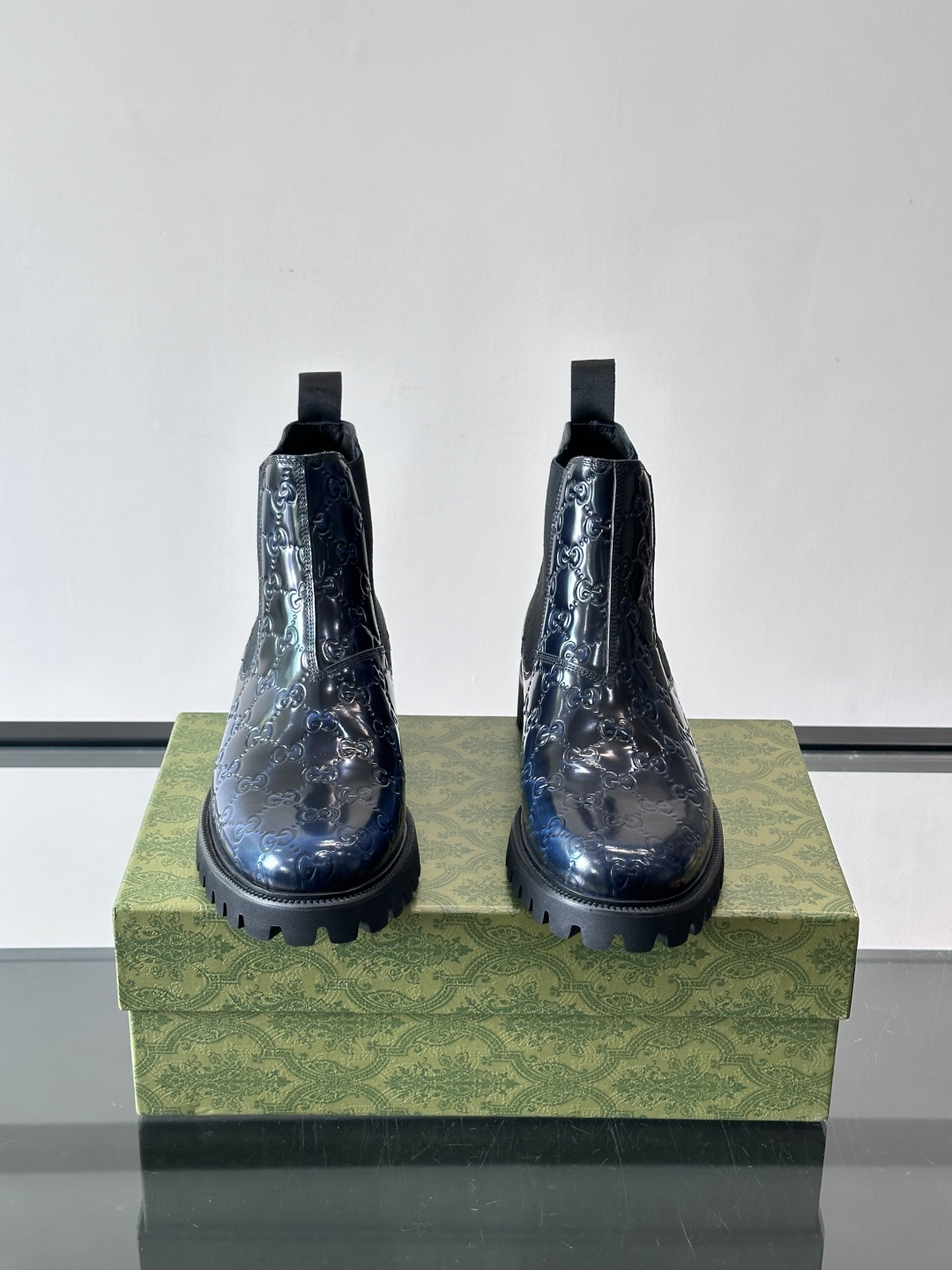 Gucci男士英伦风厚底切尔西靴，真皮+弹性侧边，穿脱超方便！厚底设计增高约5cm，防滑耐磨，秋冬通勤、