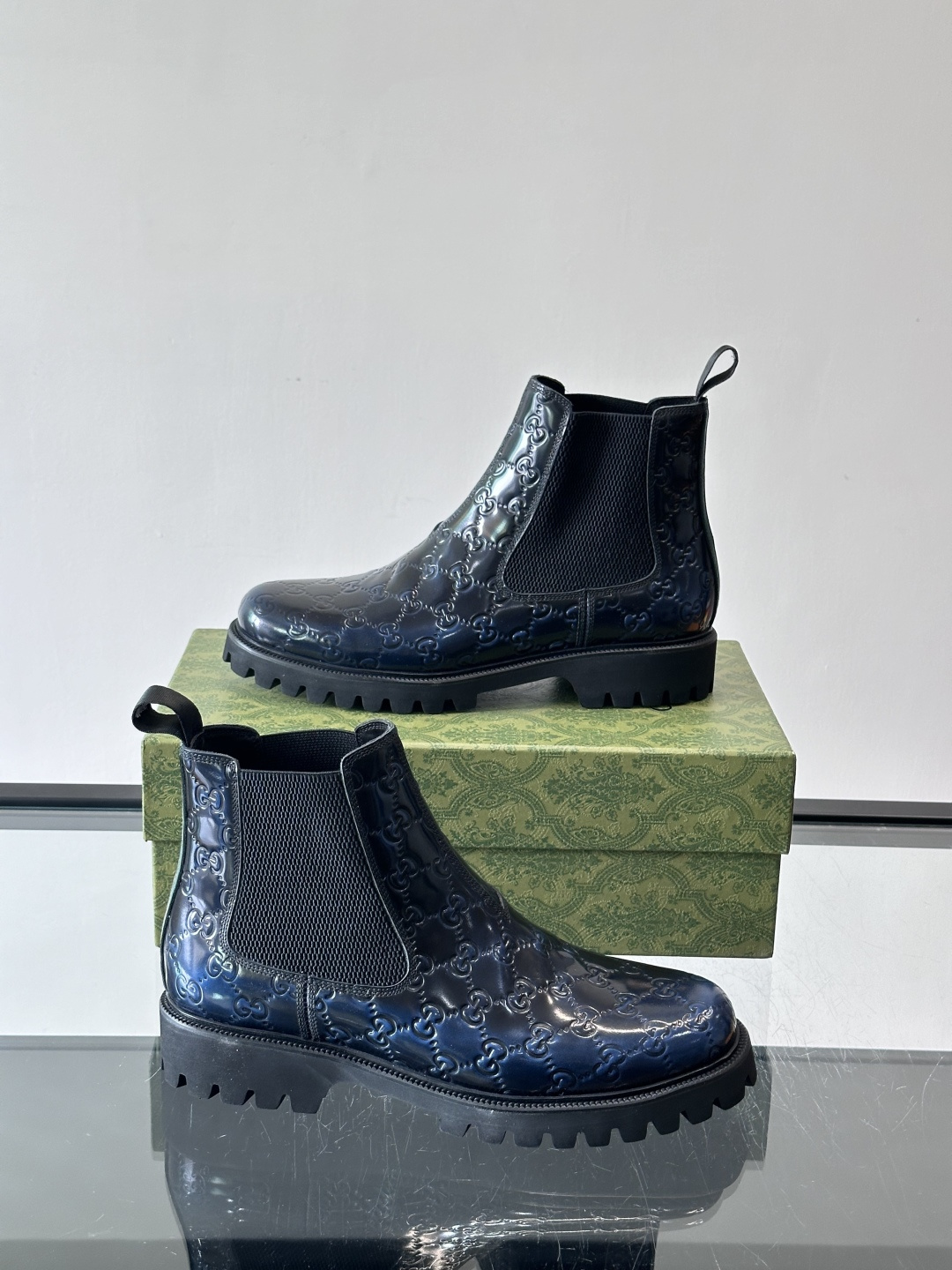 Gucci男士英伦风厚底切尔西靴，真皮+弹性侧边，穿脱超方便！厚底设计增高约5cm，防滑耐磨，秋冬通勤、