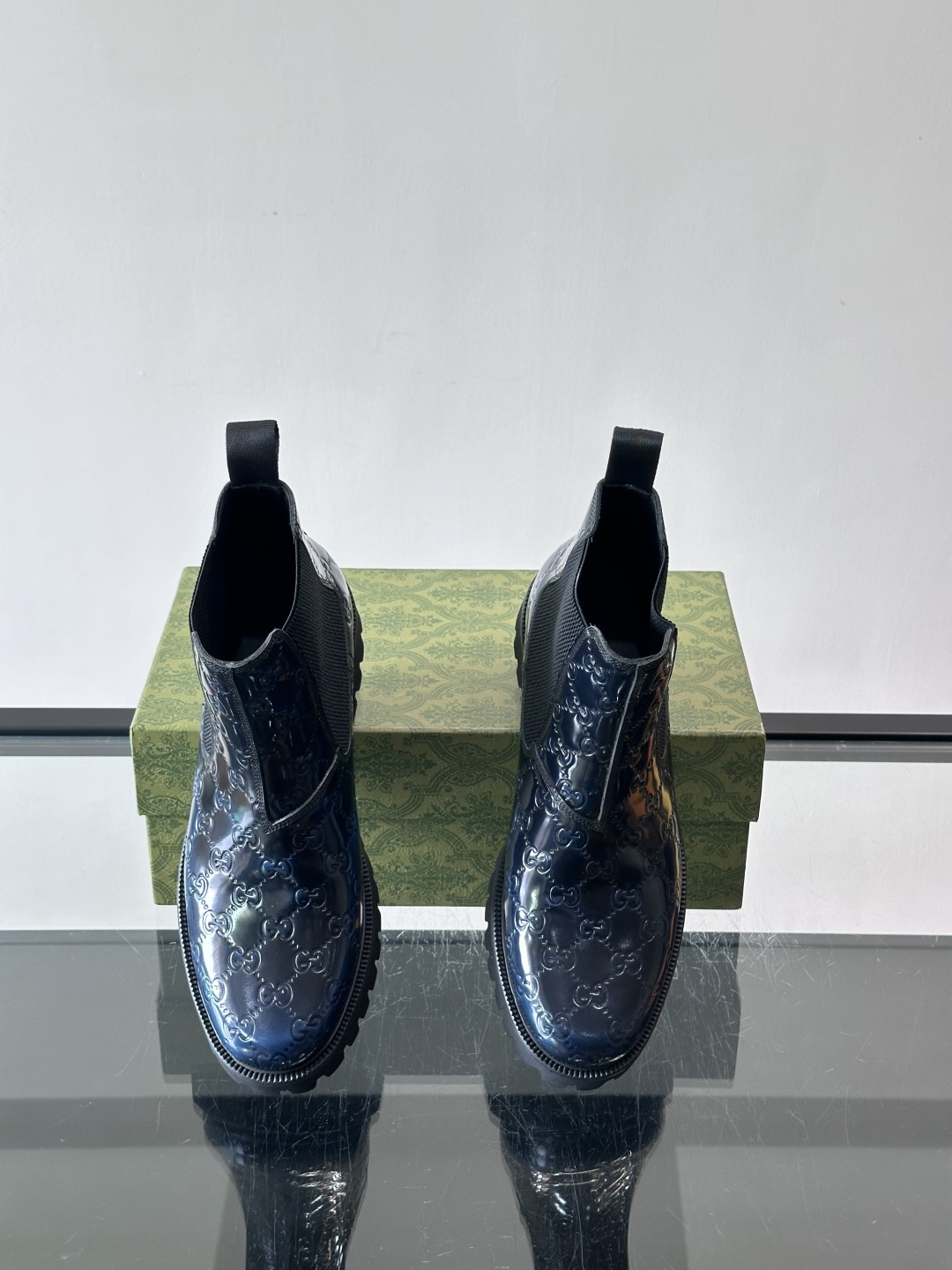 Gucci男士英伦风厚底切尔西靴，真皮+弹性侧边，穿脱超方便！厚底设计增高约5cm，防滑耐磨，秋冬通勤、