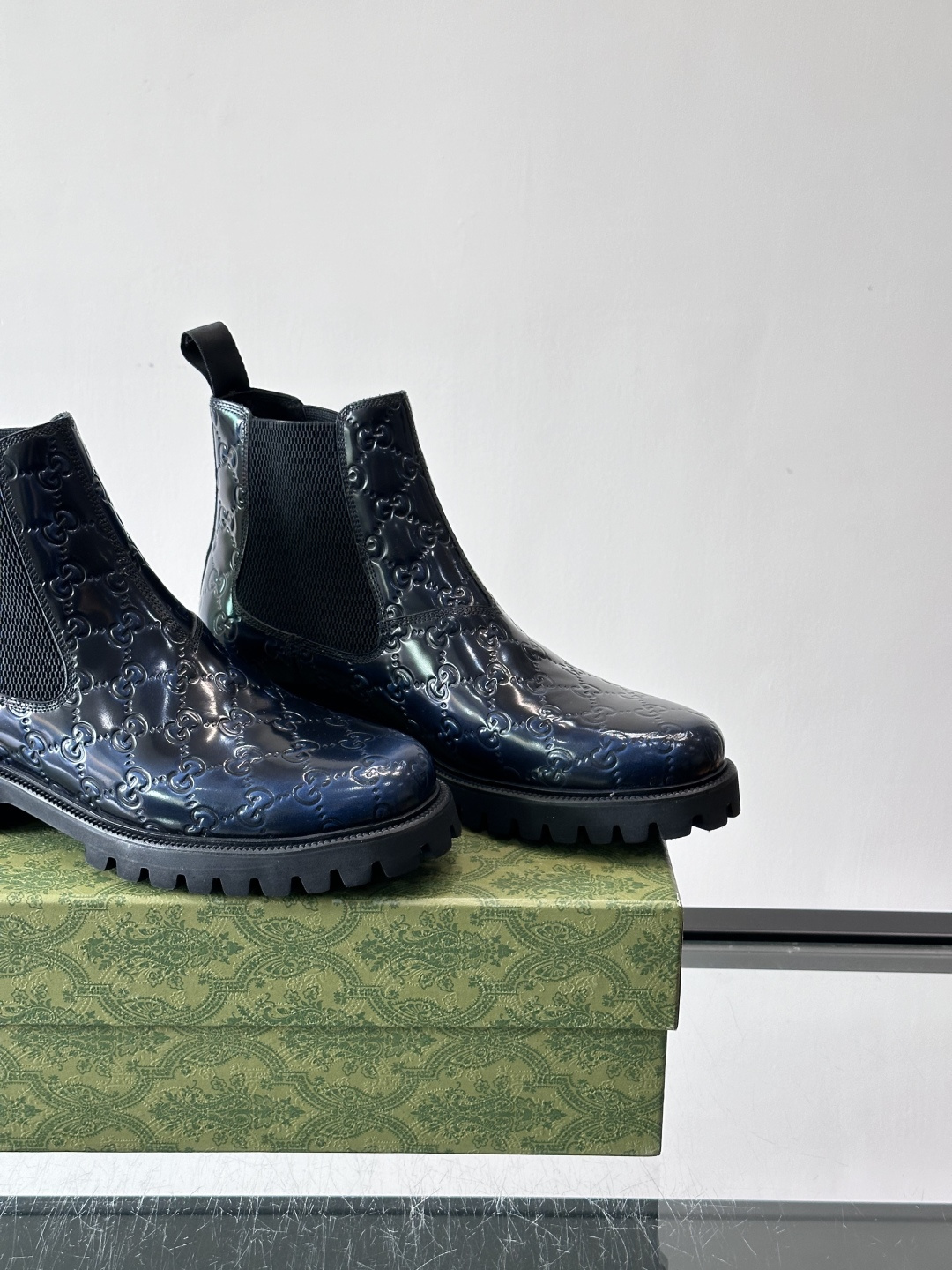 Gucci男士英伦风厚底切尔西靴，真皮+弹性侧边，穿脱超方便！厚底设计增高约5cm，防滑耐磨，秋冬通勤、