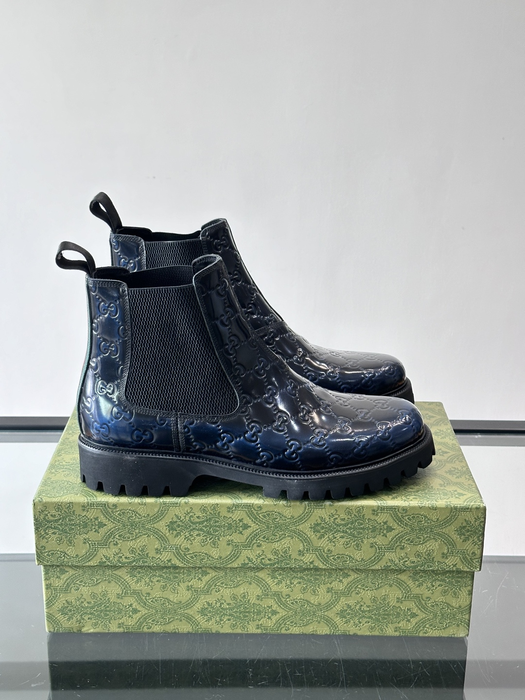 Gucci男士英伦风厚底切尔西靴，真皮+弹性侧边，穿脱超方便！厚底设计增高约5cm，防滑耐磨，秋冬通勤、