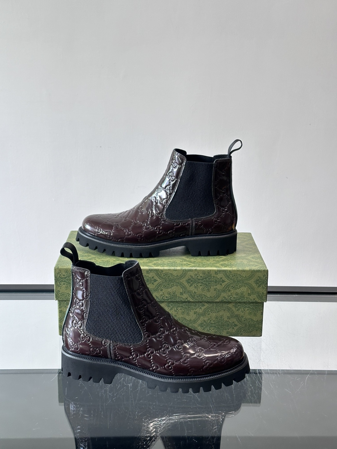 Gucci男士英伦风厚底切尔西靴，真皮+弹性侧边，穿脱超方便！厚底设计增高约5cm，防滑耐磨，秋冬通勤、