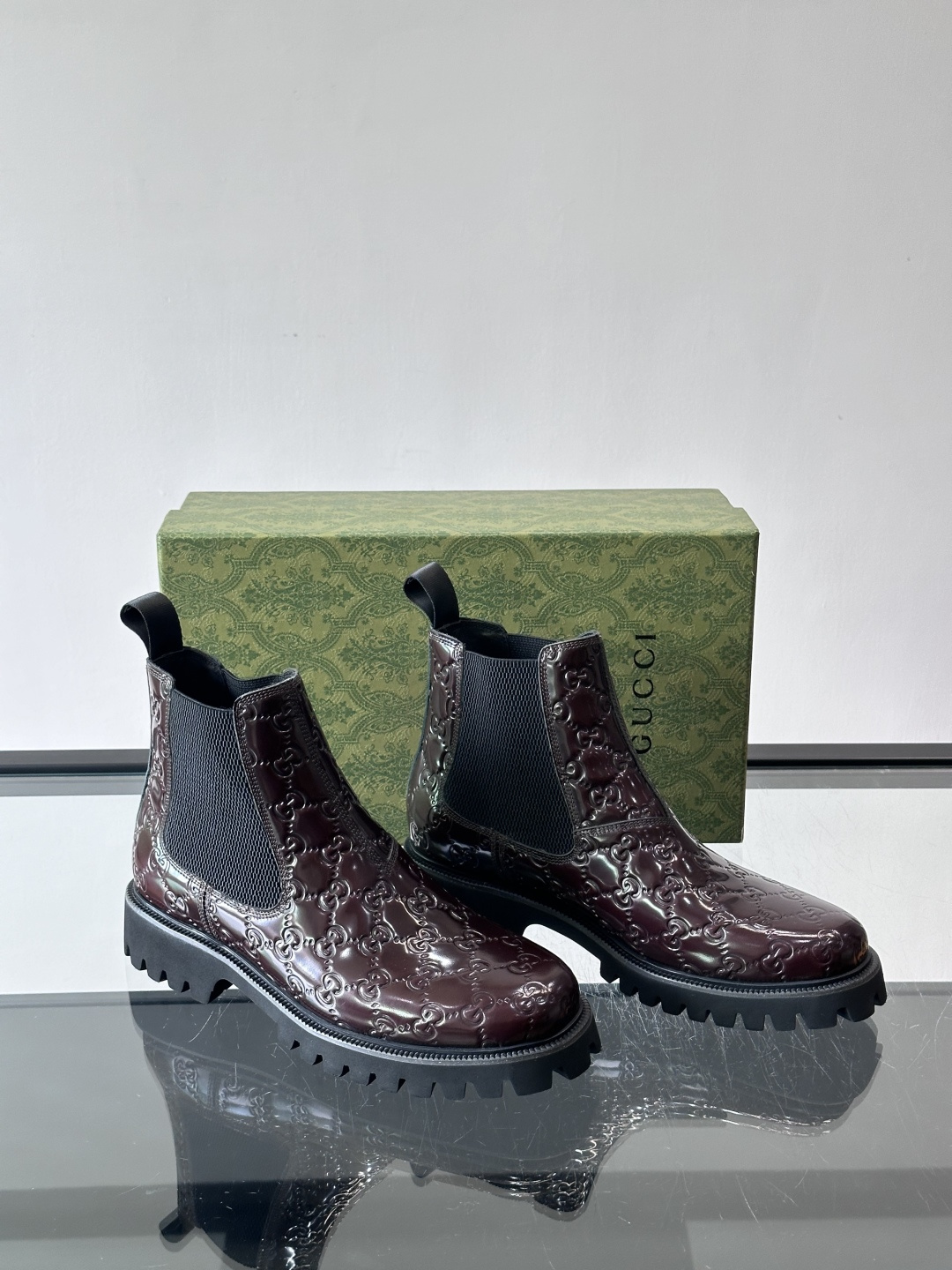 Gucci男士英伦风厚底切尔西靴，真皮+弹性侧边，穿脱超方便！厚底设计增高约5cm，防滑耐磨，秋冬通勤、