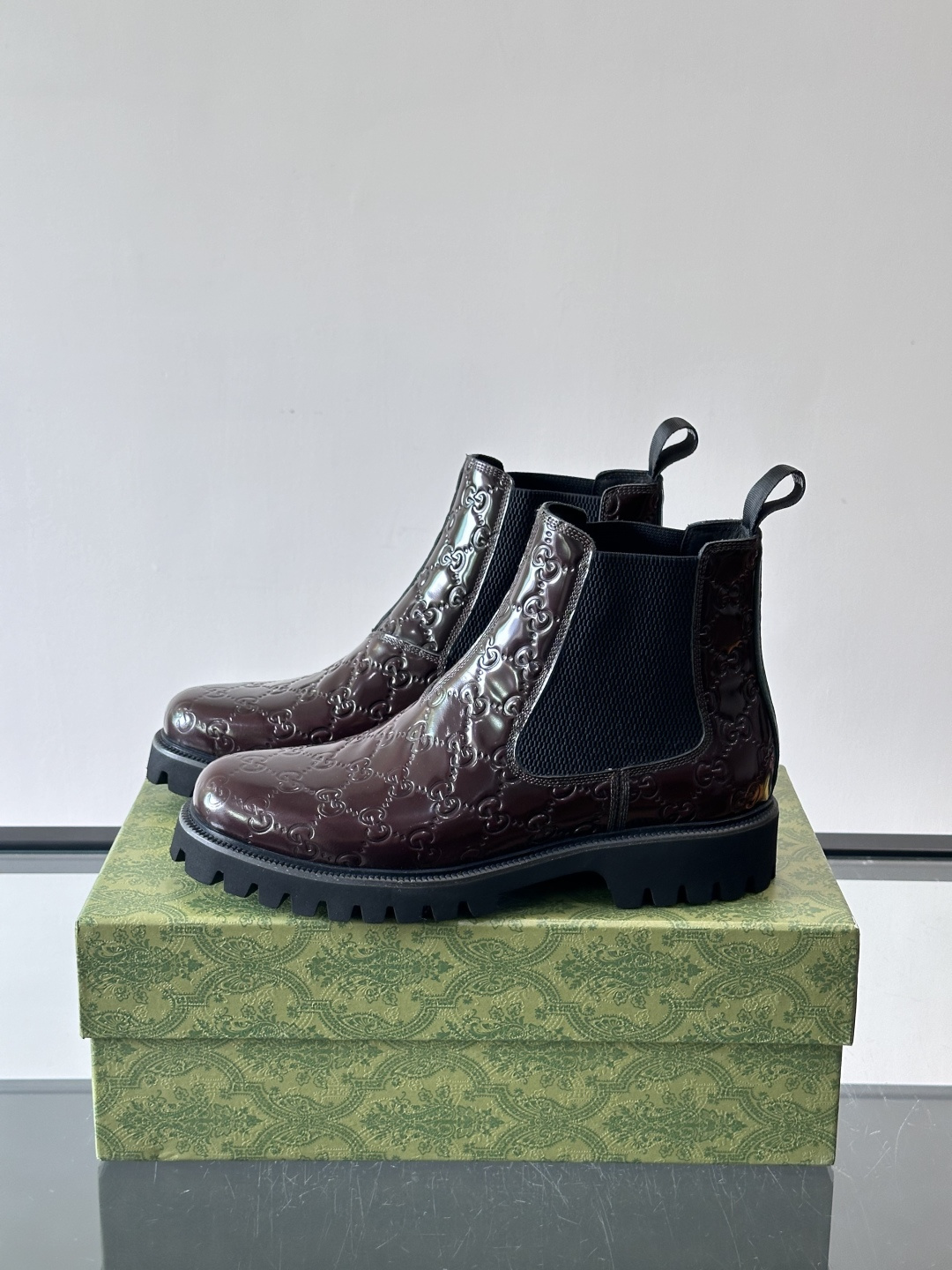 Gucci男士英伦风厚底切尔西靴，真皮+弹性侧边，穿脱超方便！厚底设计增高约5cm，防滑耐磨，秋冬通勤、