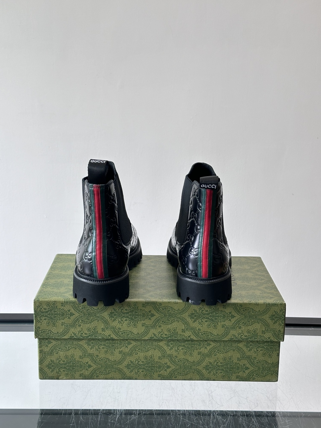 Gucci男士英伦风厚底切尔西靴，真皮+弹性侧边，穿脱超方便！厚底设计增高约5cm，防滑耐磨，秋冬通勤、