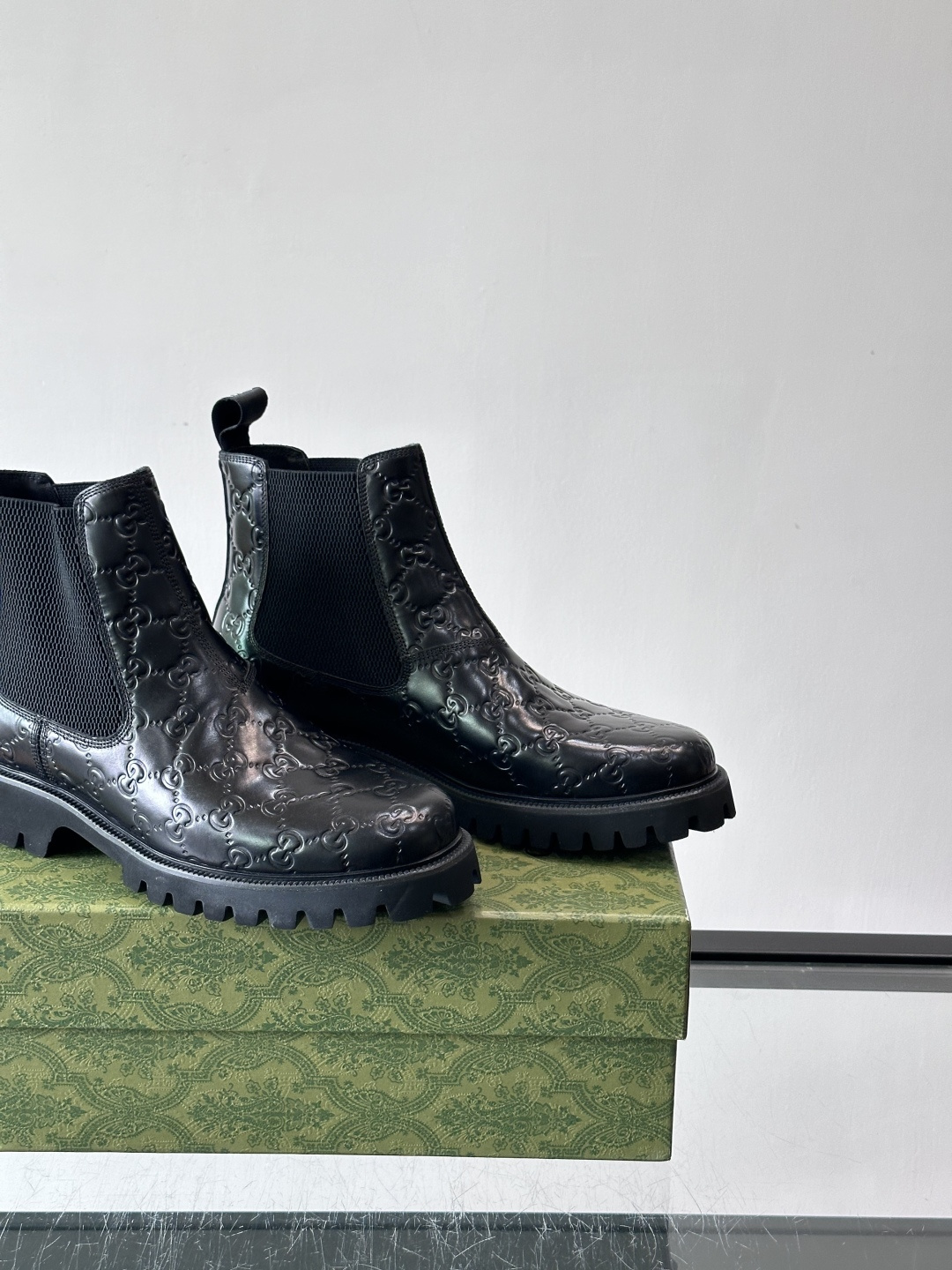 Gucci男士英伦风厚底切尔西靴，真皮+弹性侧边，穿脱超方便！厚底设计增高约5cm，防滑耐磨，秋冬通勤、