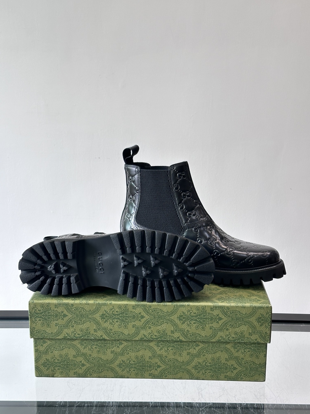 Gucci男士英伦风厚底切尔西靴，真皮+弹性侧边，穿脱超方便！厚底设计增高约5cm，防滑耐磨，秋冬通勤、