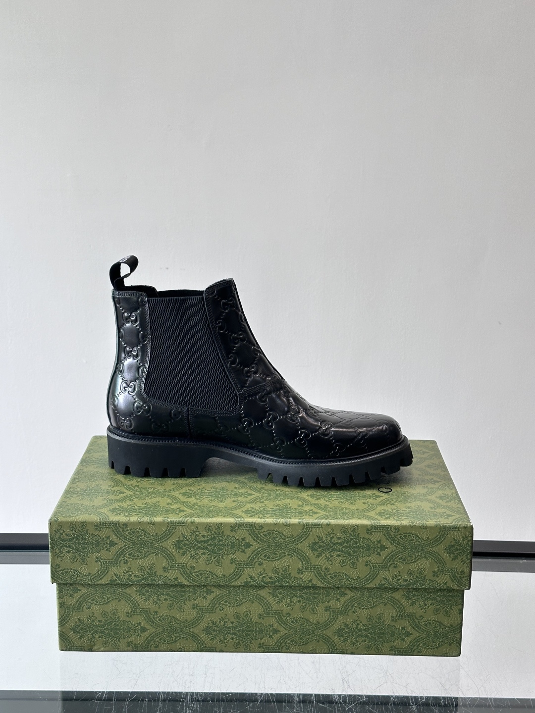 Gucci男士英伦风厚底切尔西靴，真皮+弹性侧边，穿脱超方便！厚底设计增高约5cm，防滑耐磨，秋冬通勤、