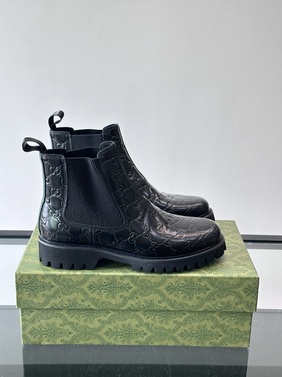 Gucci男士英伦风厚底切尔西靴，真皮+弹性侧边，穿脱超方便！厚底设计增高约5cm，防滑耐磨，秋冬通勤、