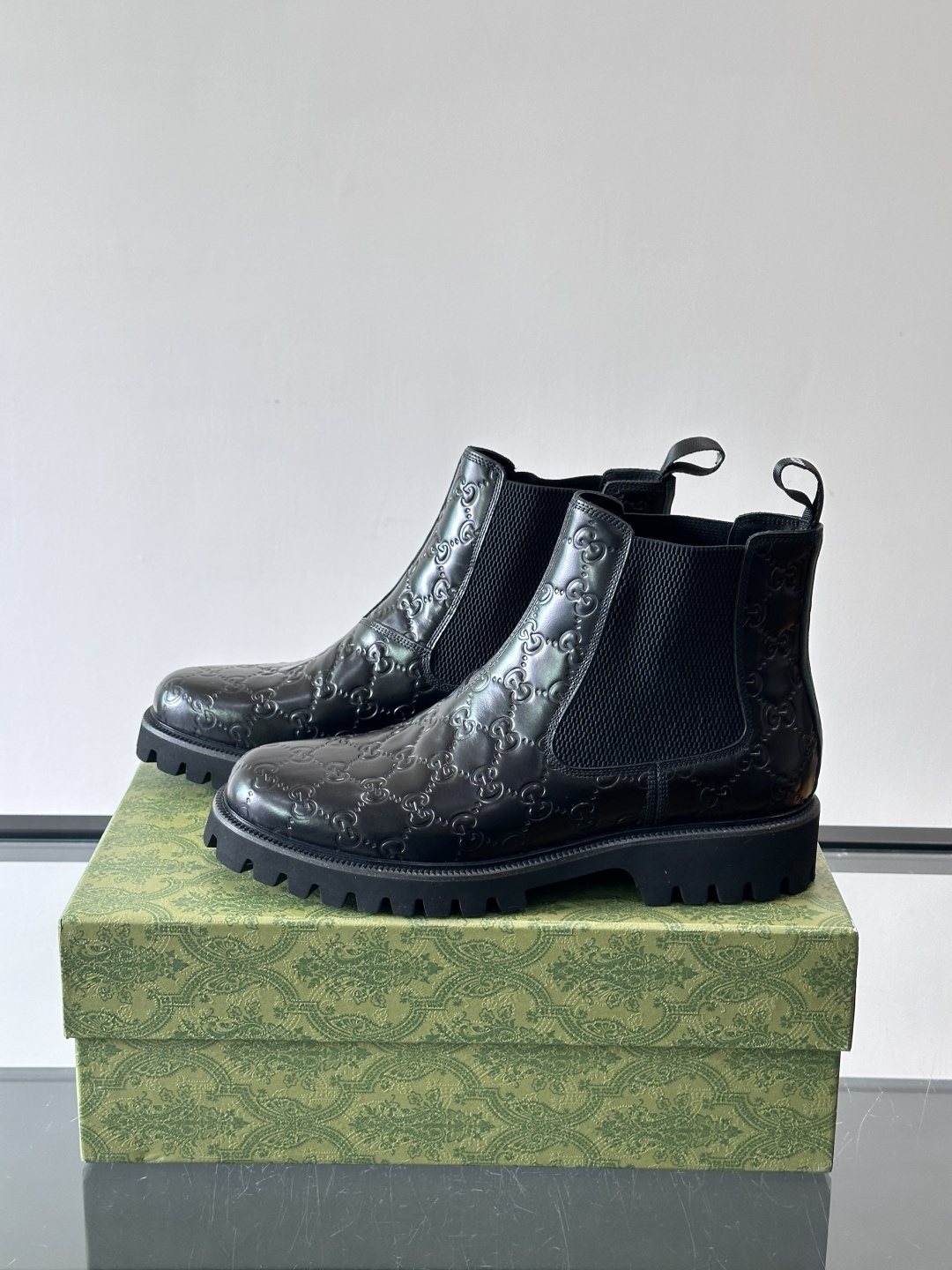 Gucci男士英伦风厚底切尔西靴，真皮+弹性侧边，穿脱超方便！厚底设计增高约5cm，防滑耐磨，秋冬通勤、